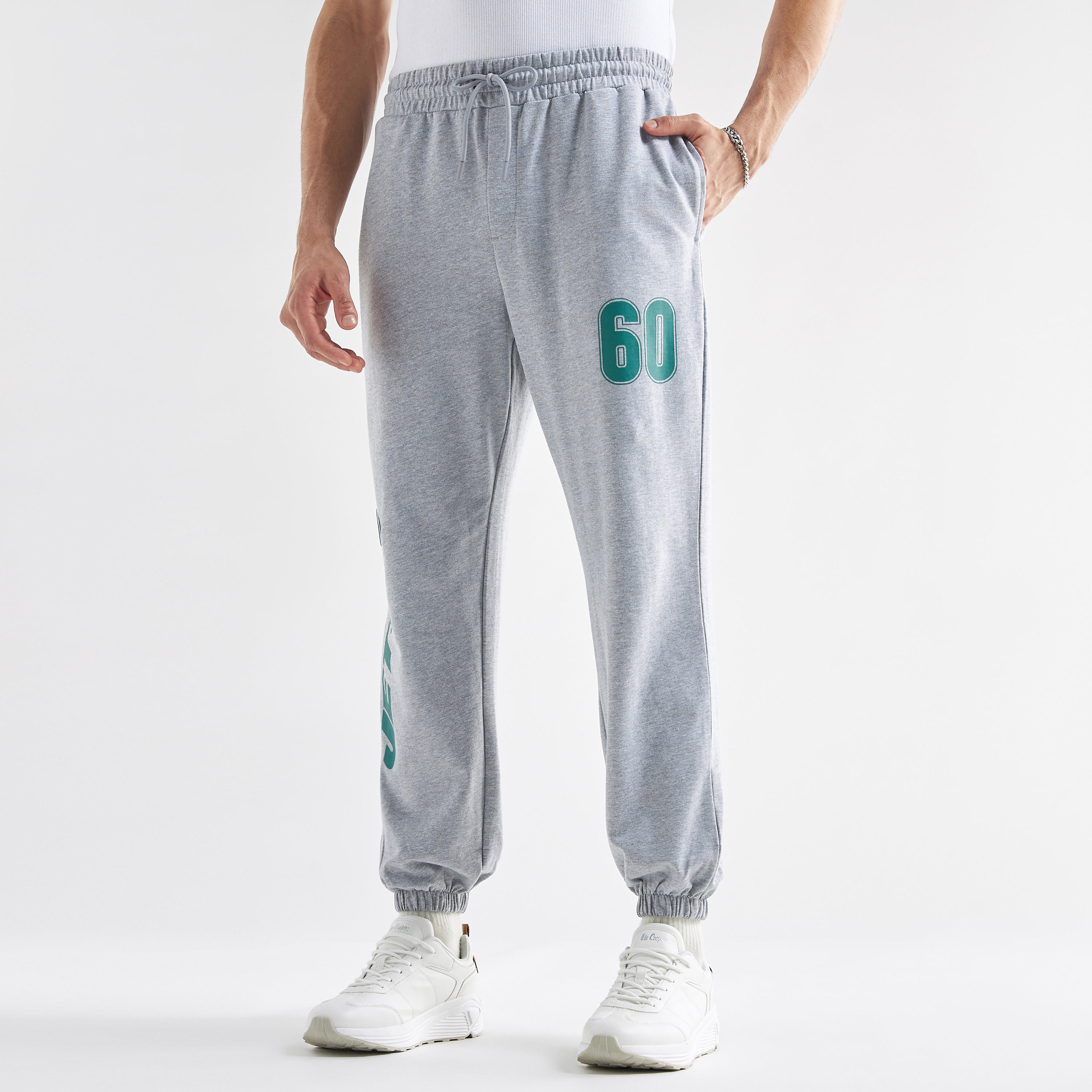 بنطلون رياضي بخصر مطاطي وجيوب وطبعات-men-clothing-bottoms-joggers-image-1