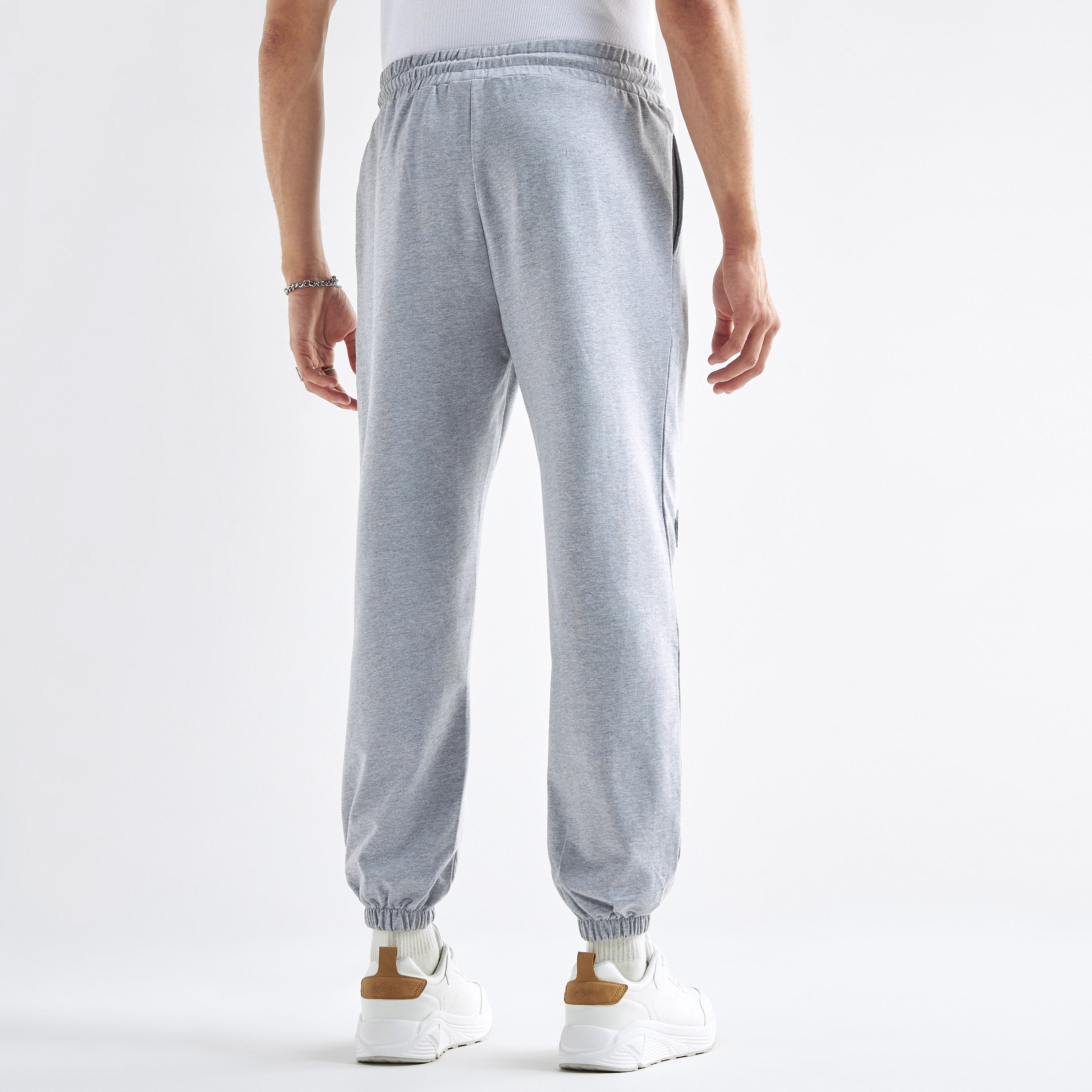بنطلون رياضي بخصر مطاطي وجيوب وطبعات-men-clothing-bottoms-joggers-image-3