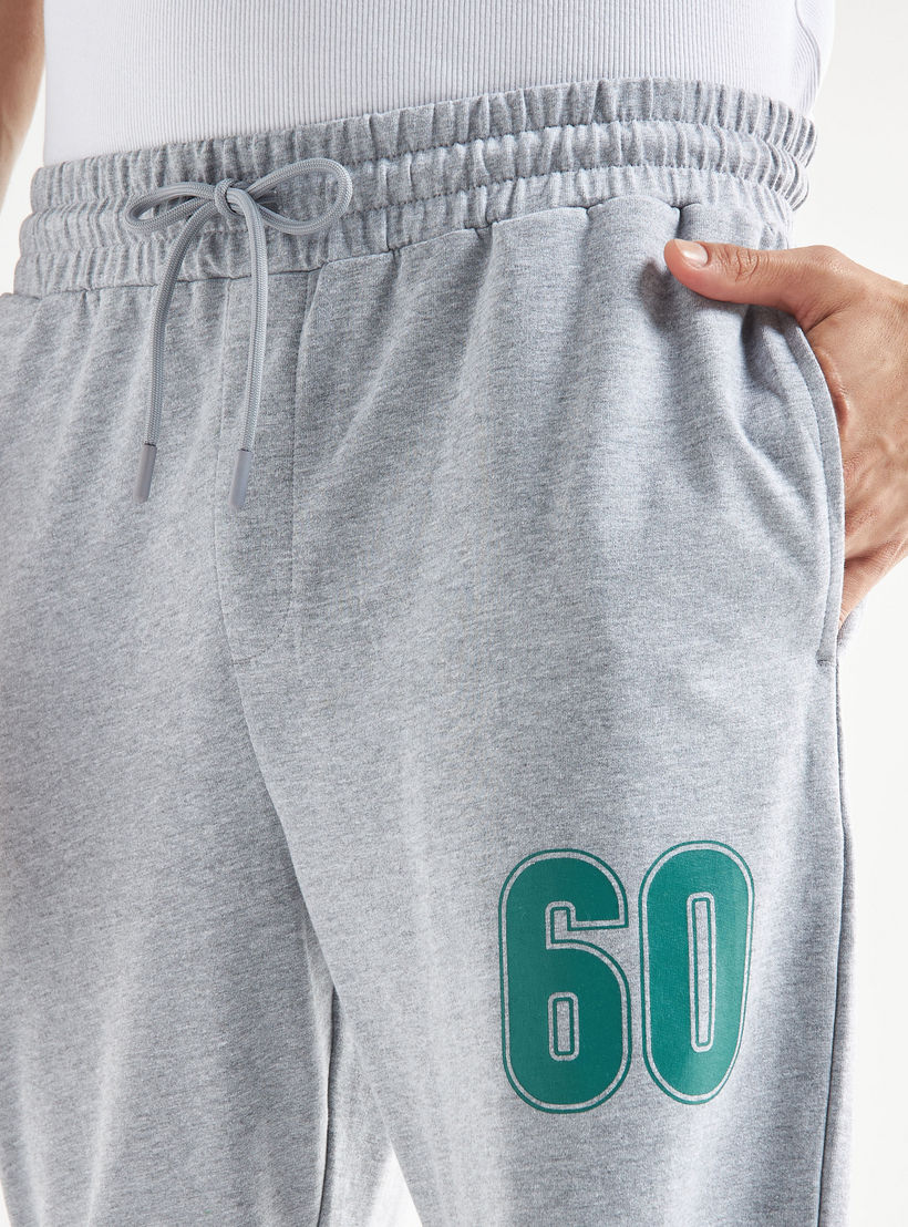 بنطلون رياضي بخصر مطاطي وجيوب وطبعات-men-clothing-bottoms-joggers-image-4