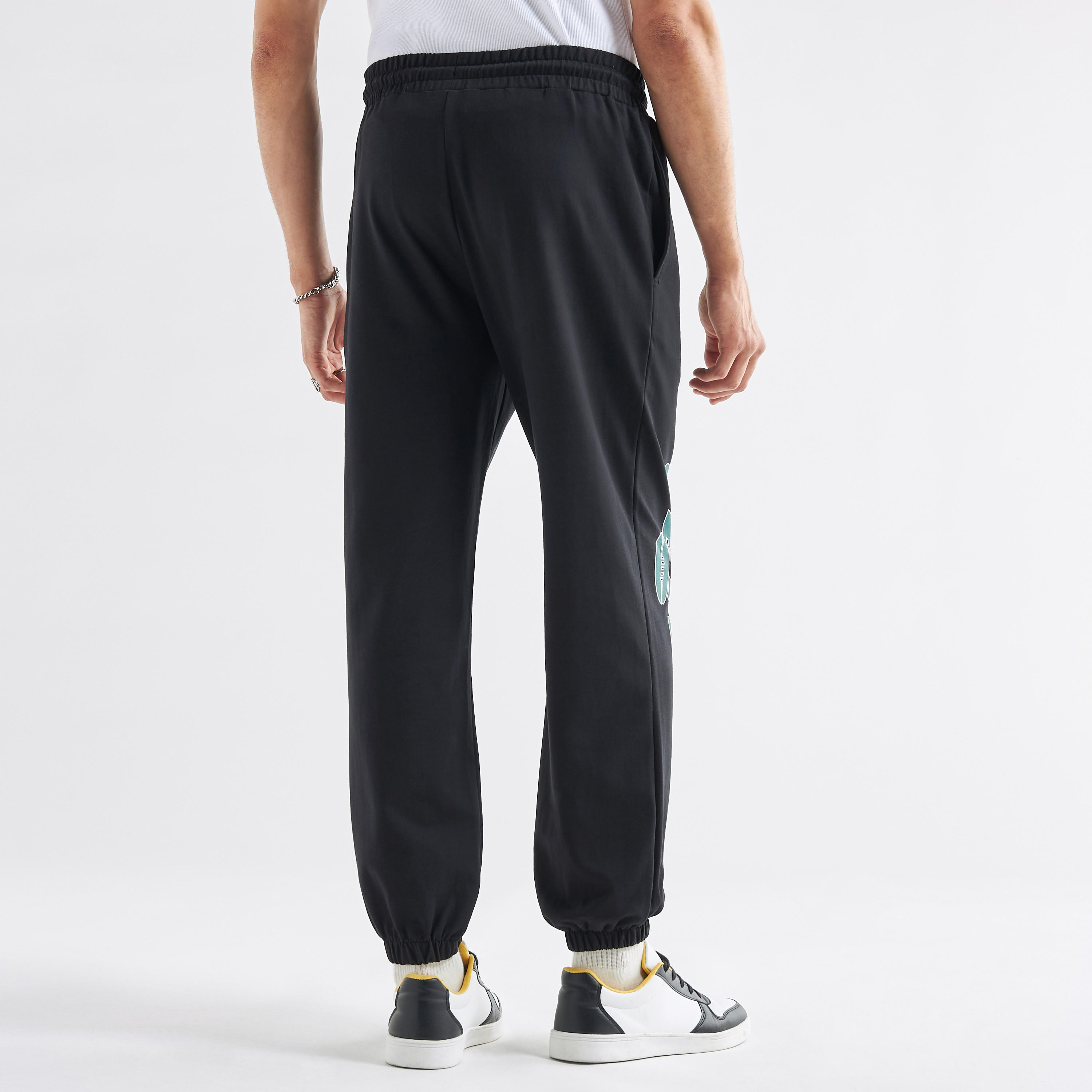 بنطلون رياضي بخصر مطاطي وجيوب وطبعات-men-clothing-bottoms-joggers-image-3