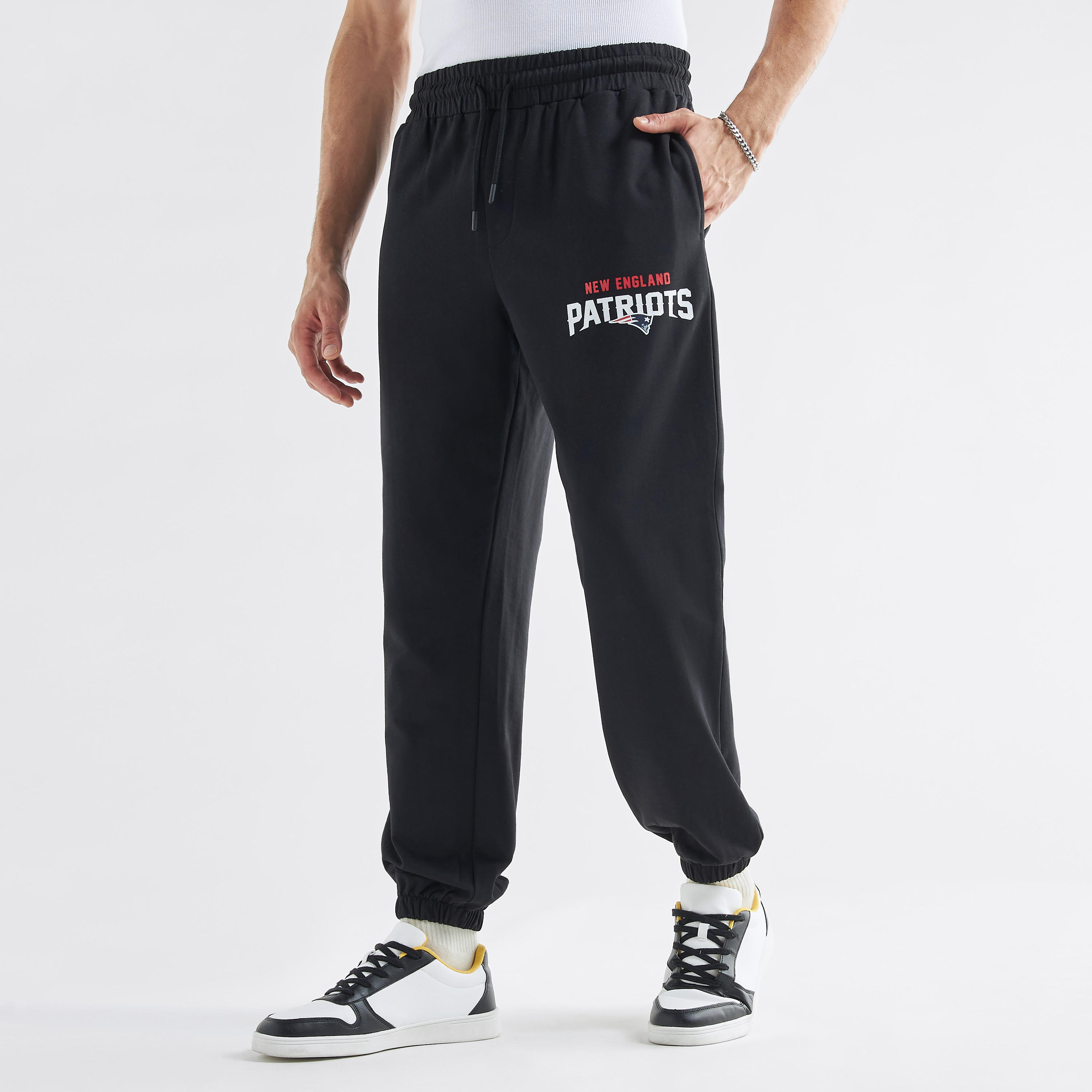 بنطلون رياضي بخصر مطاطي وجيوب وطبعات-men-clothing-bottoms-joggers-image-1