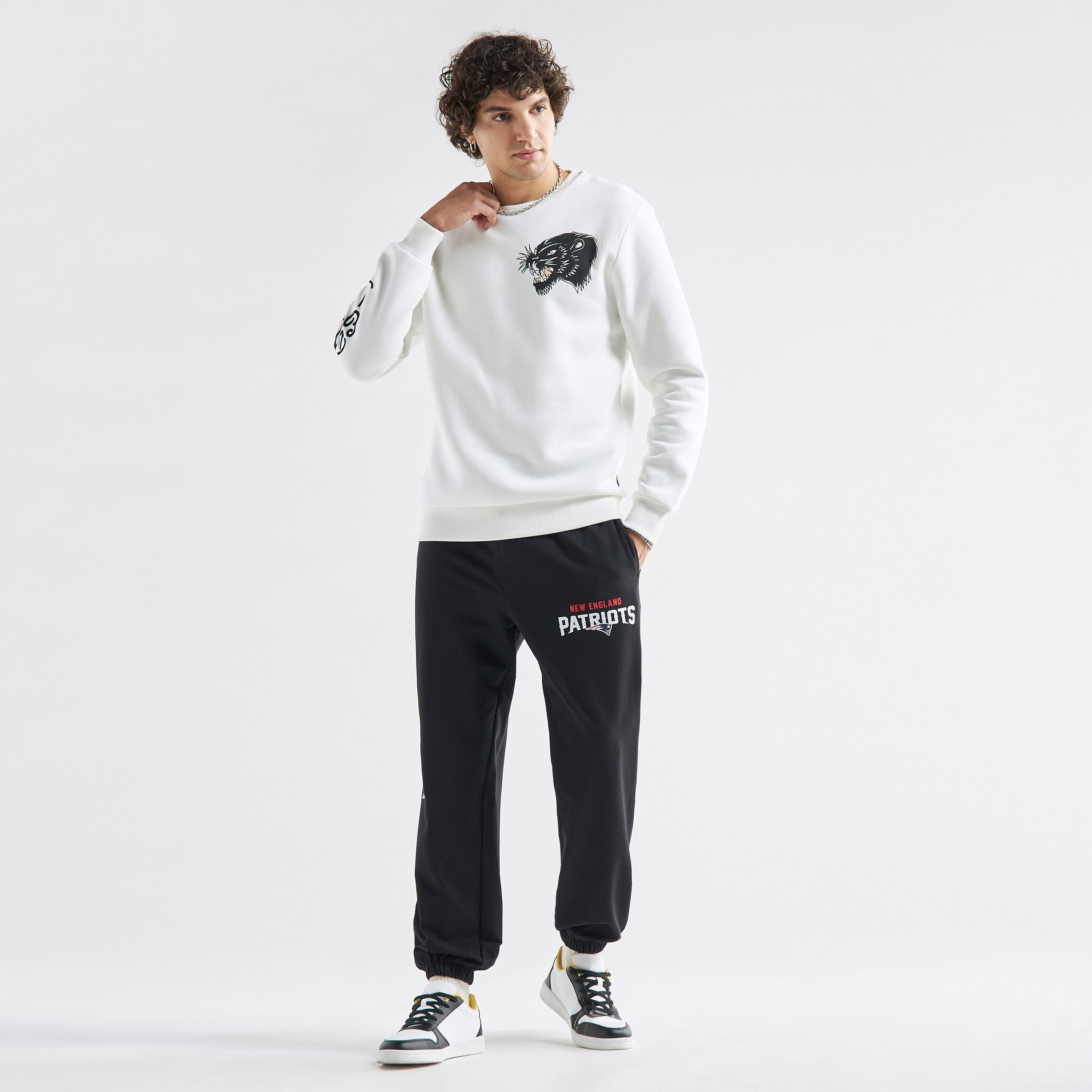 بنطلون رياضي بخصر مطاطي وجيوب وطبعات-men-clothing-bottoms-joggers-image-2