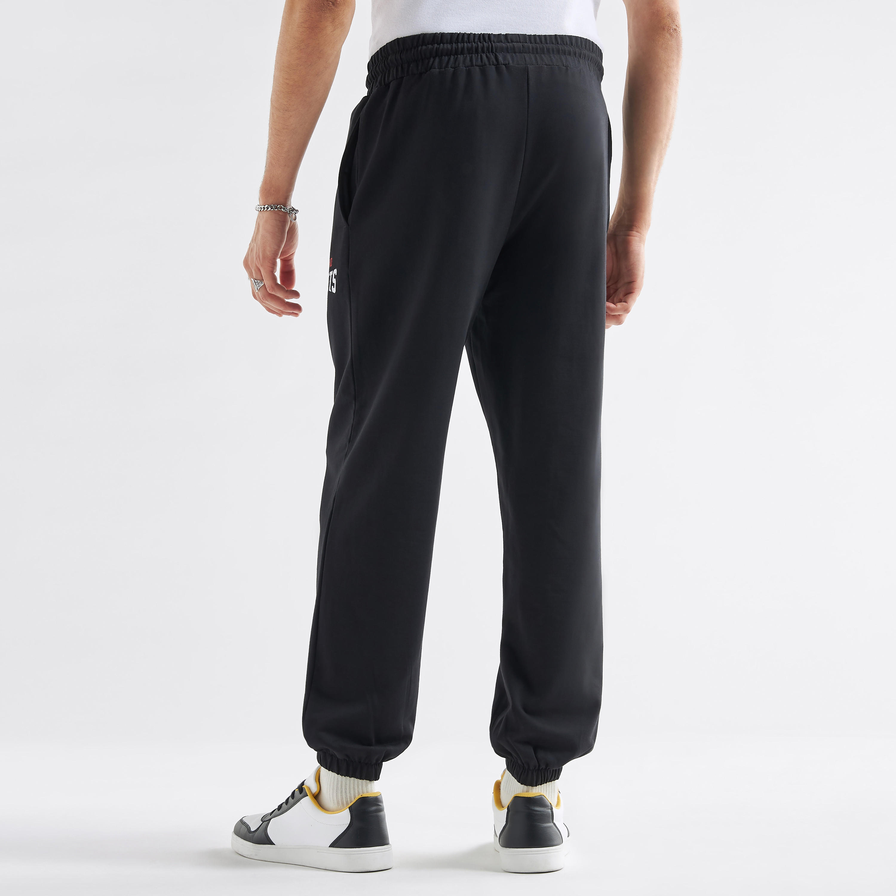 بنطلون رياضي بخصر مطاطي وجيوب وطبعات-men-clothing-bottoms-joggers-image-3