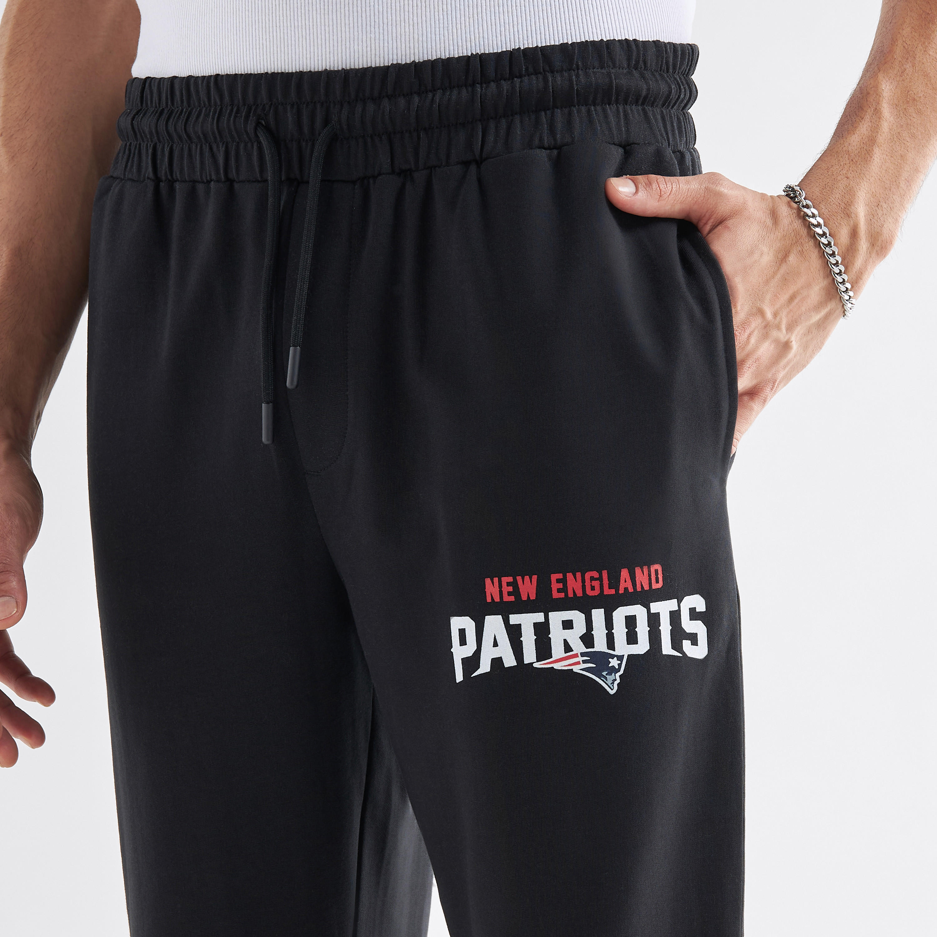 بنطلون رياضي بخصر مطاطي وجيوب وطبعات-men-clothing-bottoms-joggers-image-4