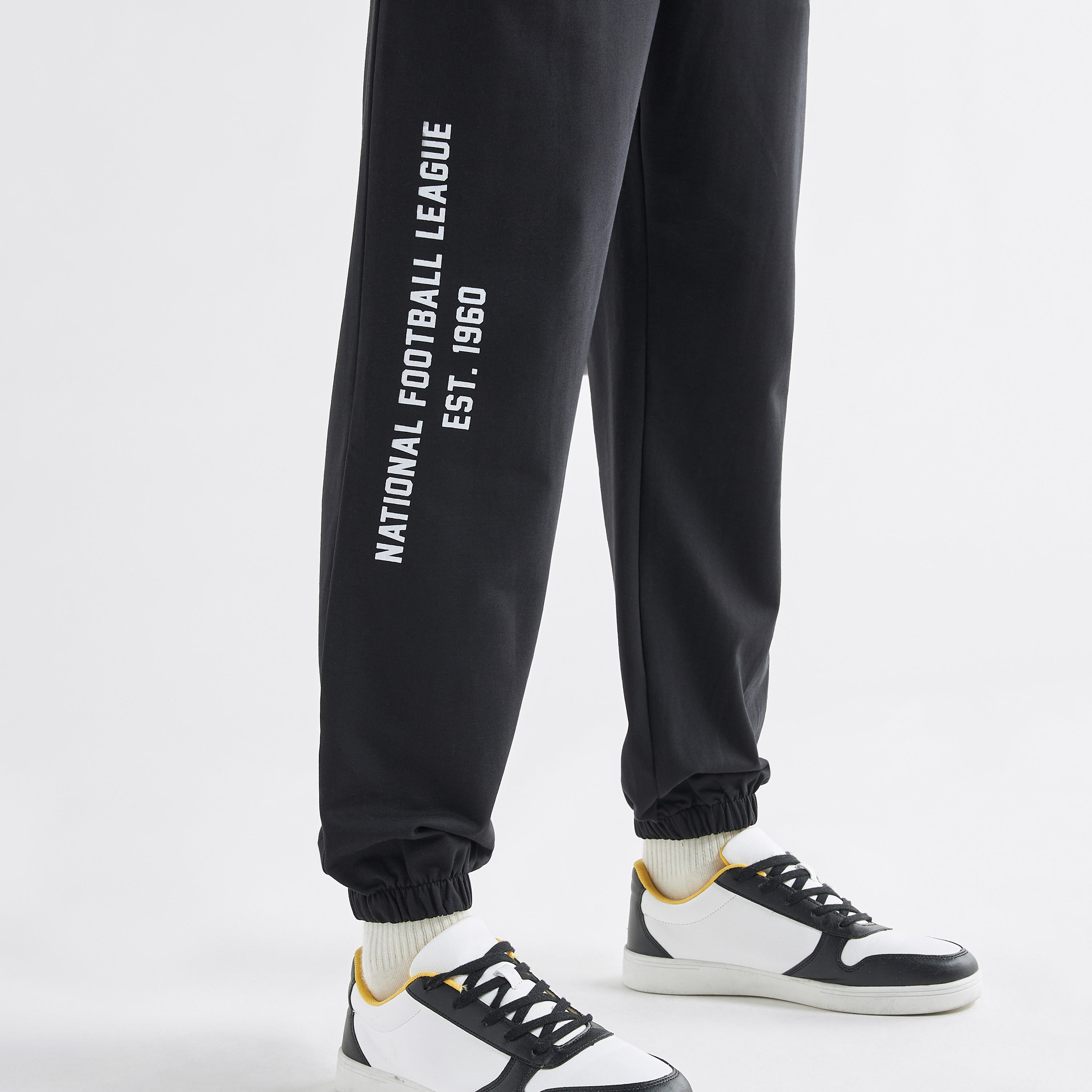 بنطلون رياضي بخصر مطاطي وجيوب وطبعات-men-clothing-bottoms-joggers-image-5