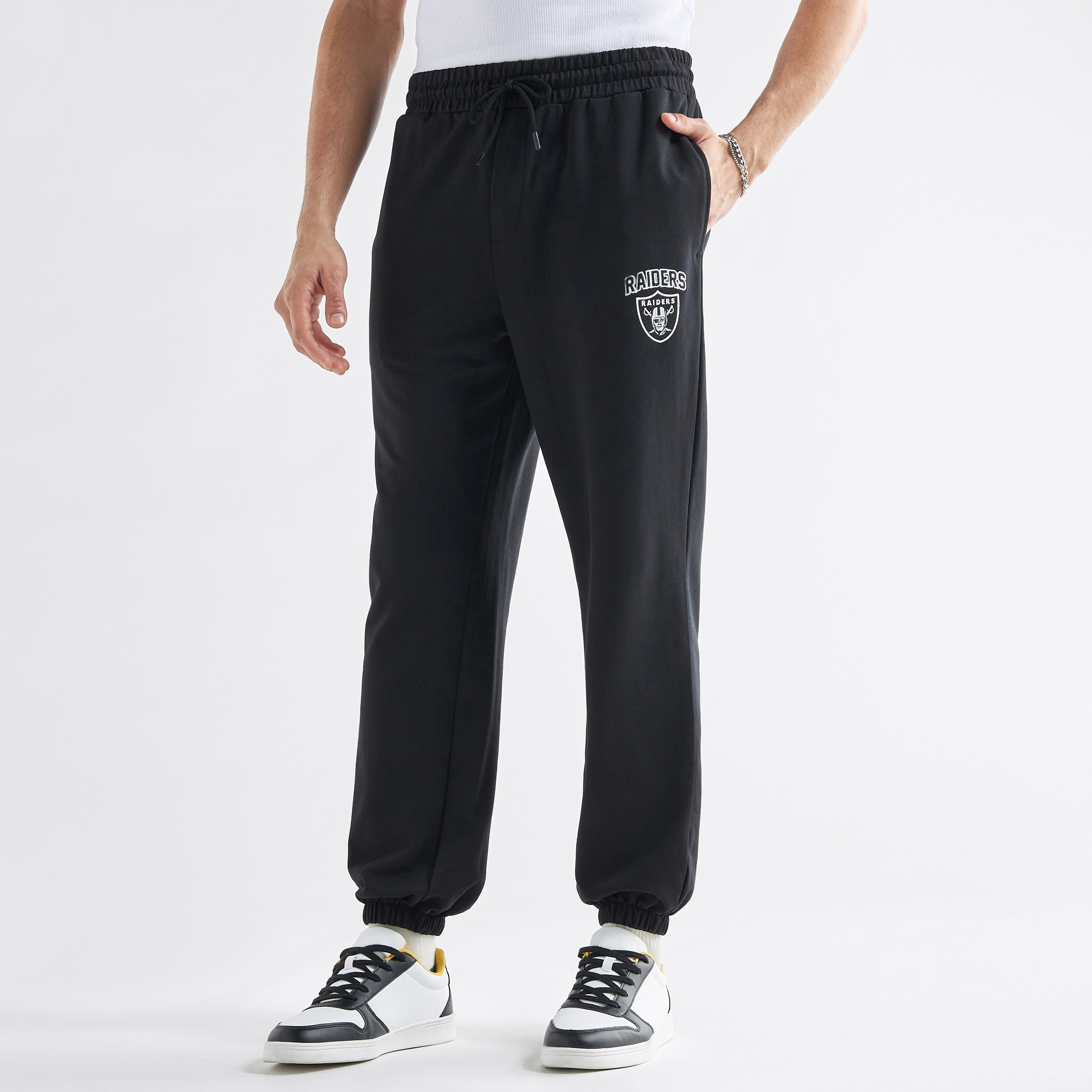 بنطلون رياضي بخصر مطاطي وجيوب وطبعات-men-clothing-bottoms-joggers-image-1