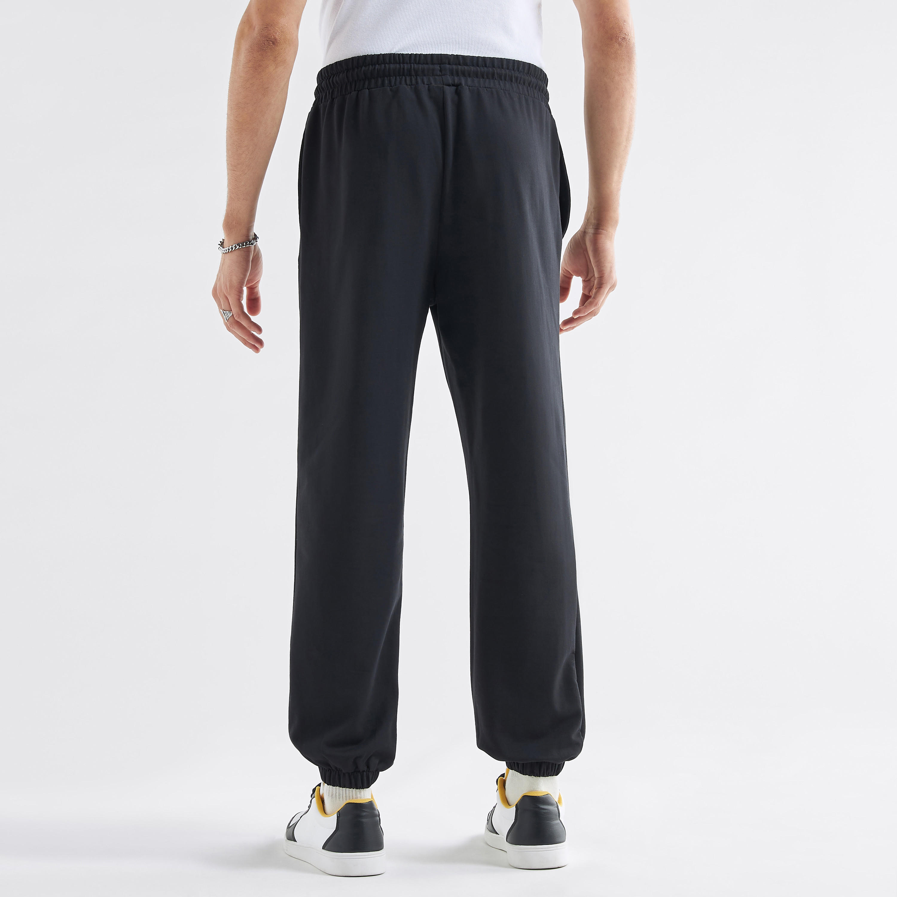 بنطلون رياضي بخصر مطاطي وجيوب وطبعات-men-clothing-bottoms-joggers-image-3