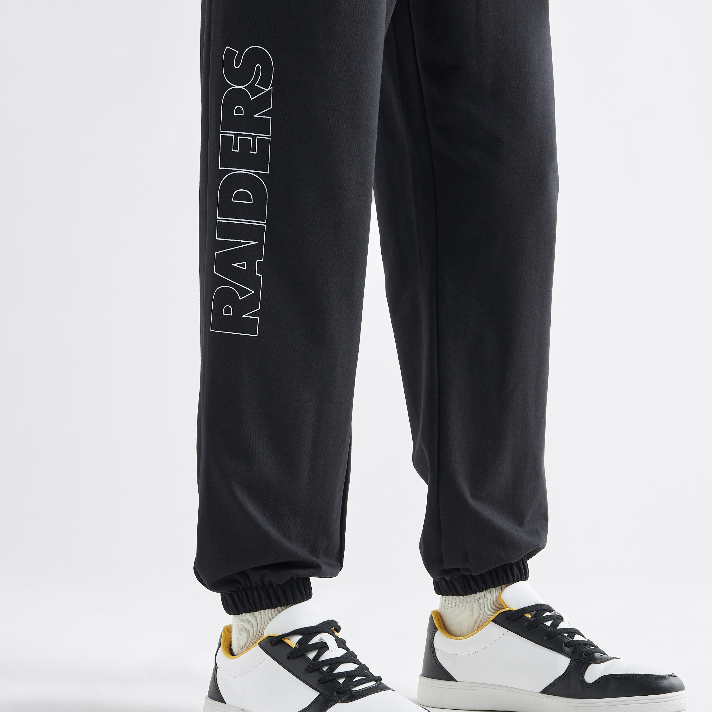 بنطلون رياضي بخصر مطاطي وجيوب وطبعات-men-clothing-bottoms-joggers-image-5