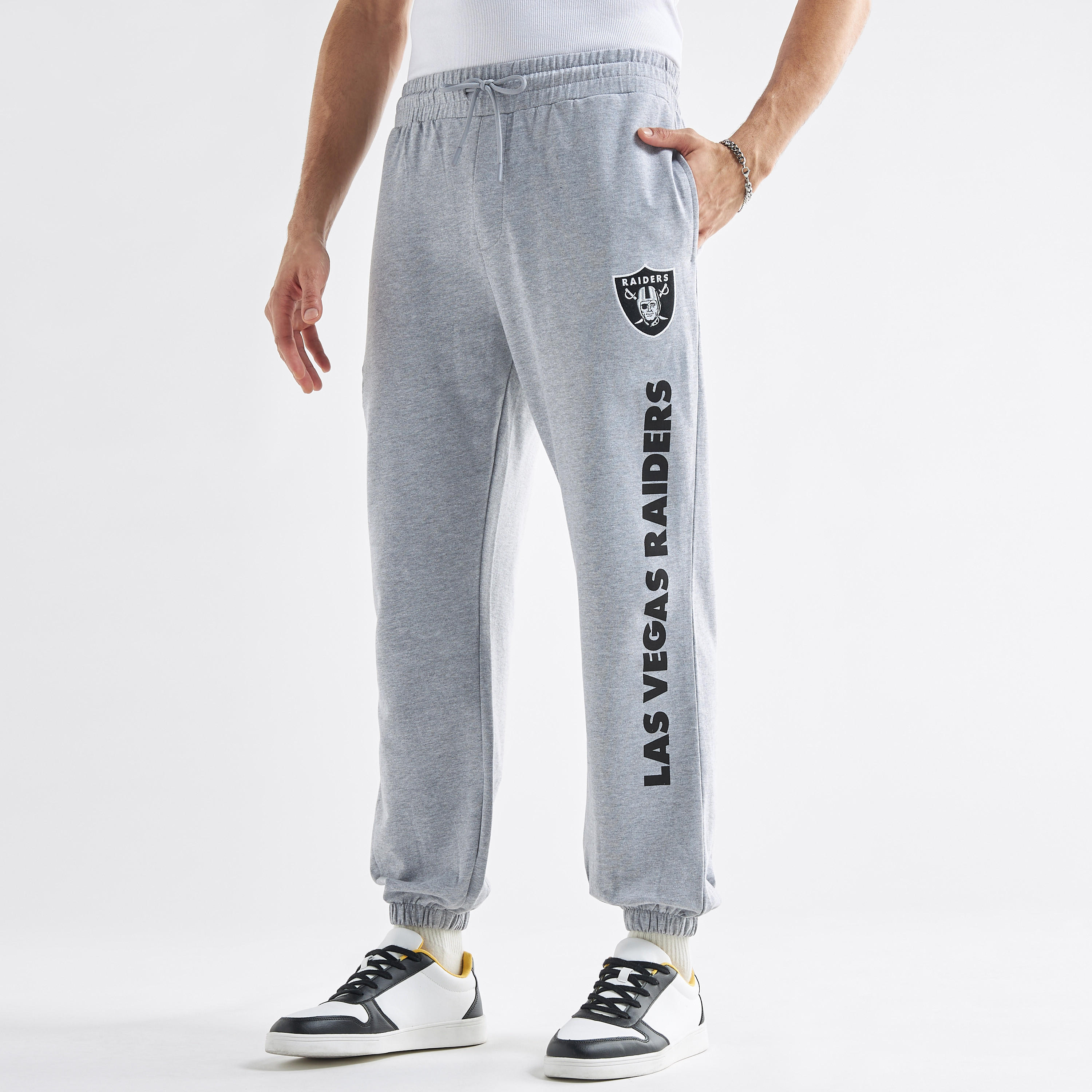 بنطلون رياضي بخصر مطّاطي وجيوب وطبعات-men-clothing-bottoms-joggers-image-1