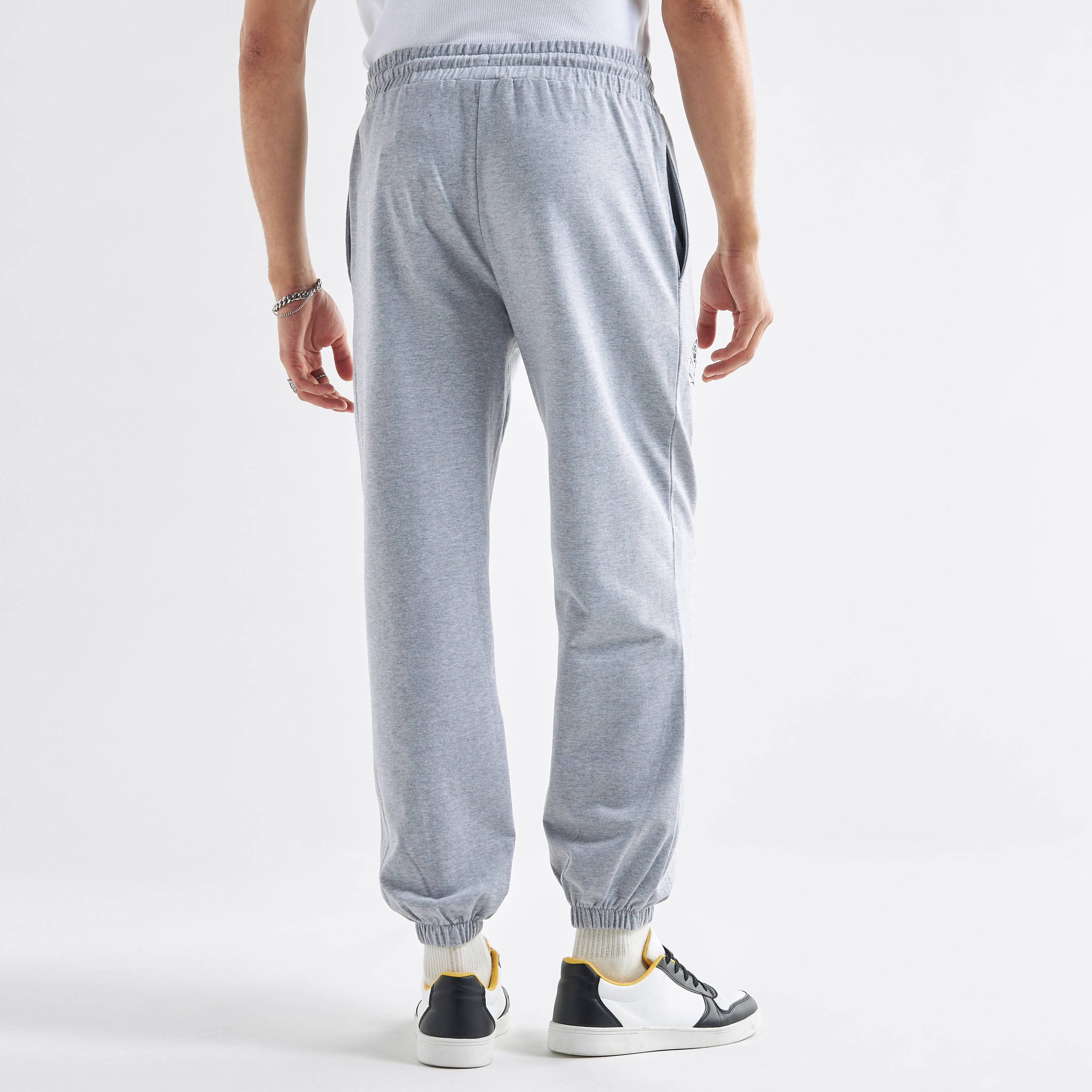 بنطلون رياضي بخصر مطّاطي وجيوب وطبعات-men-clothing-bottoms-joggers-image-3