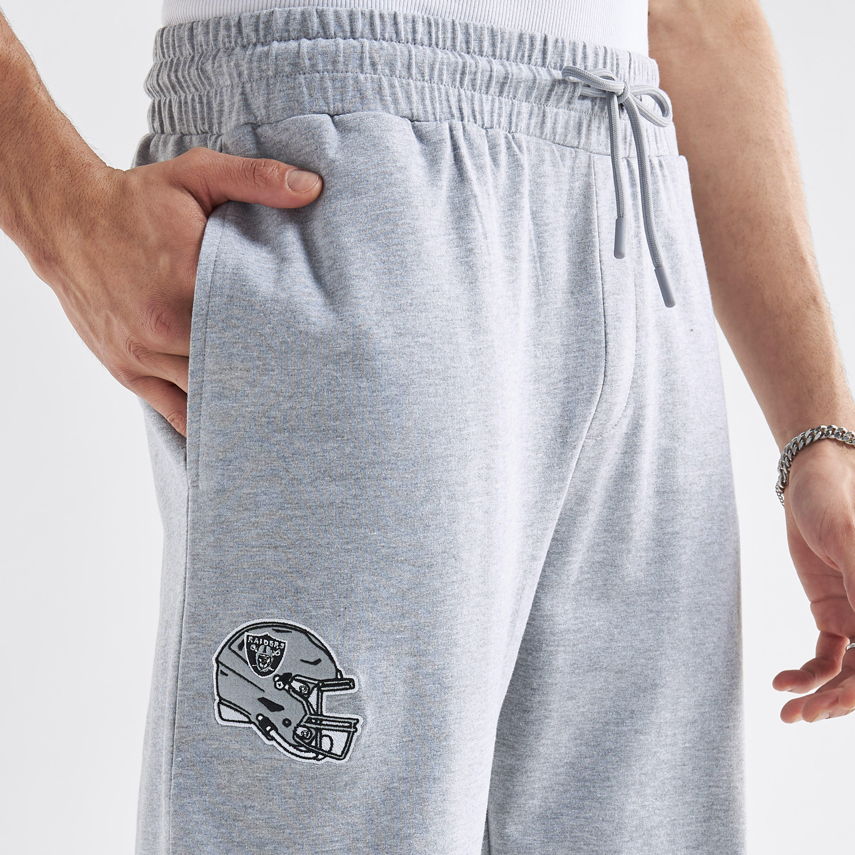بنطلون رياضي بخصر مطّاطي وجيوب وطبعات-men-clothing-bottoms-joggers-image-4