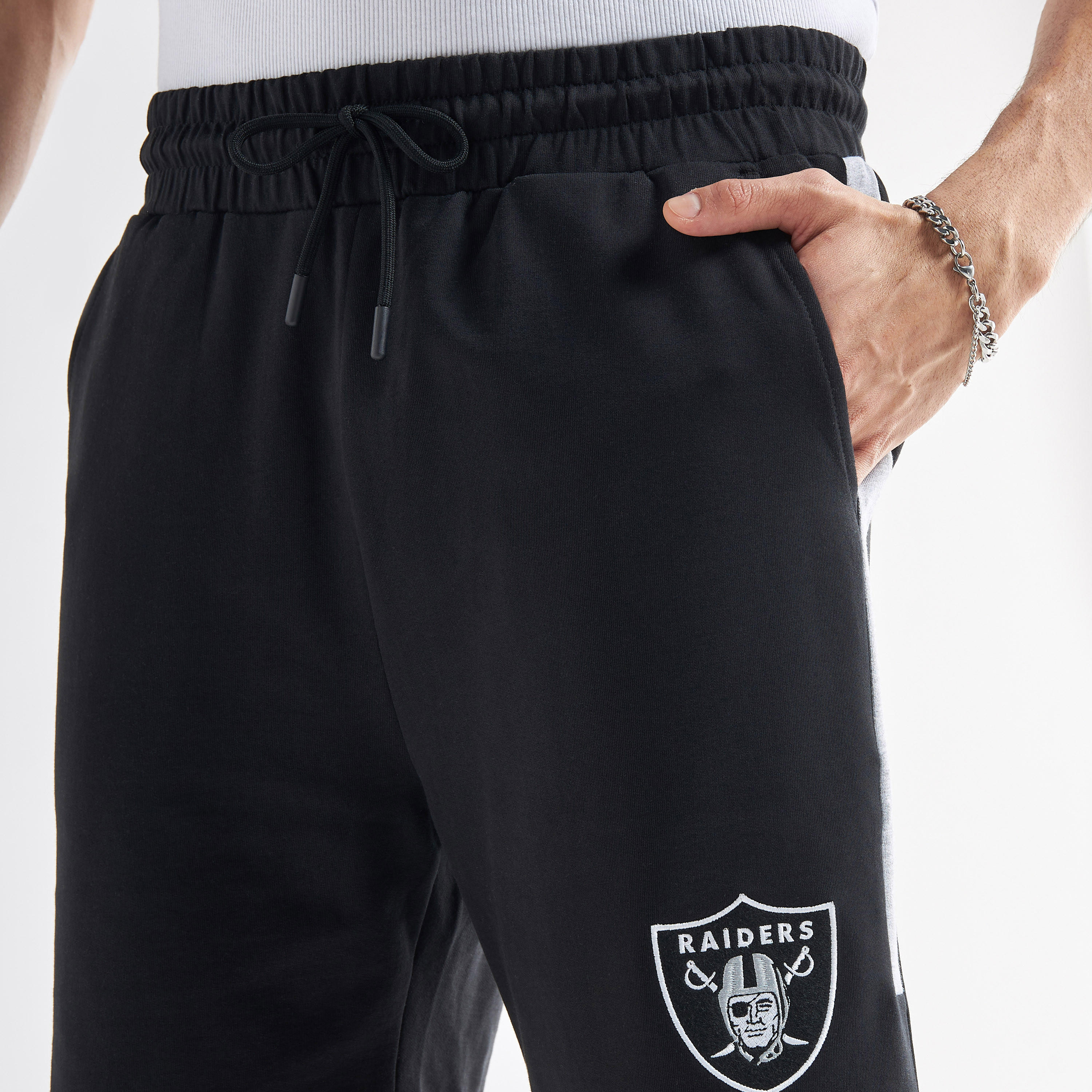 شورت مطرز بخصر مطاطي وجيوب-men-clothing-bottoms-shorts-image-4