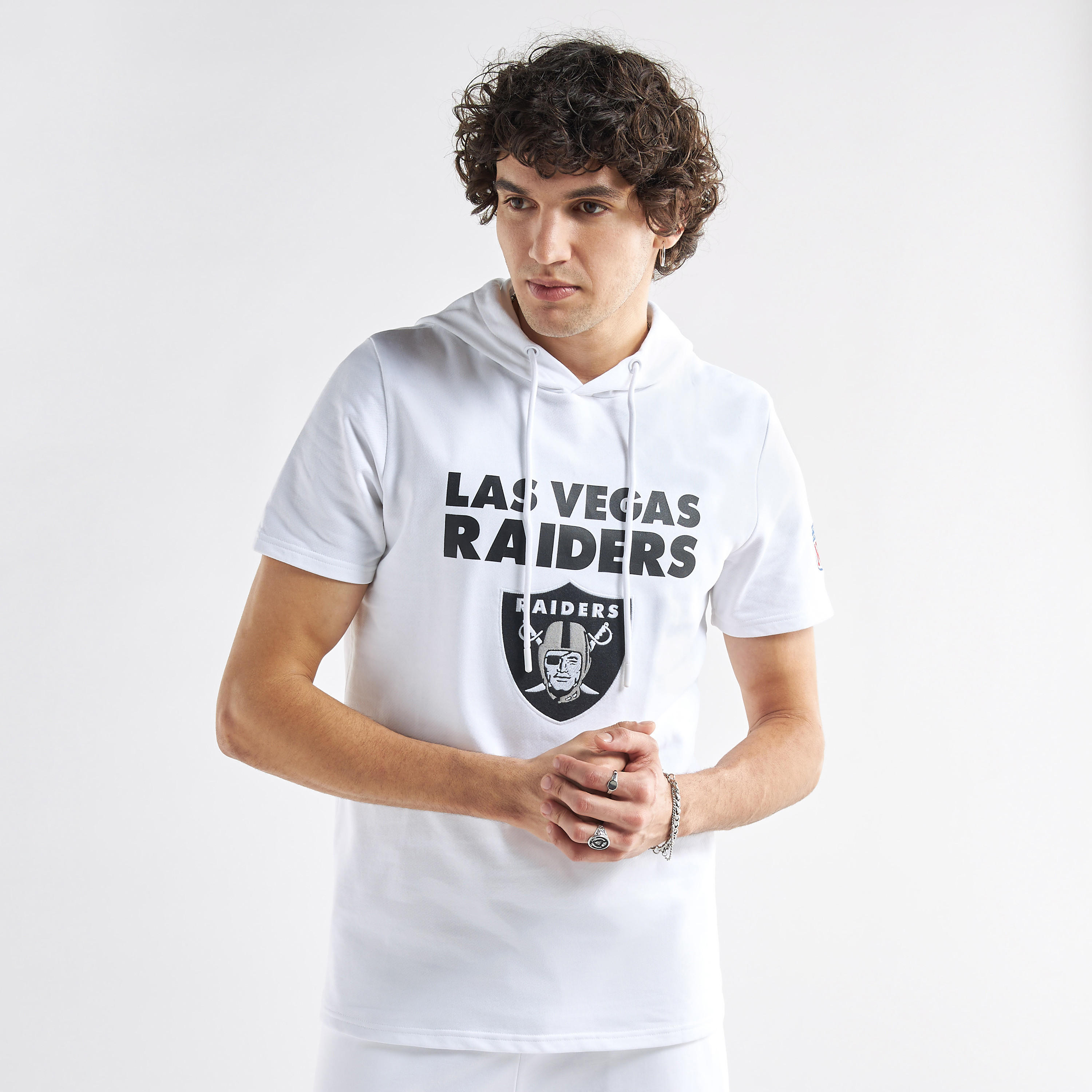 تيشيرت بتصميم دوري إن إف إل وقبّعة وطبعات لاس فيجاس رايدرز -men-clothing-tshirtsandpolos-tshirts-image-1