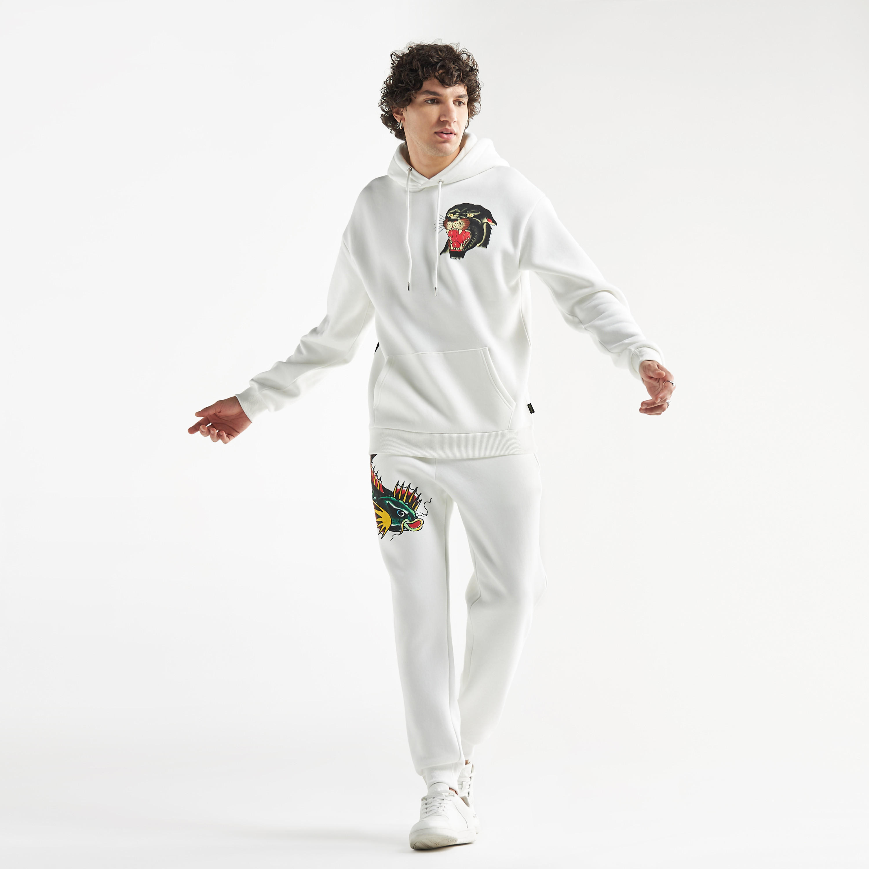 هودي بأكمام طويلة وجيب كنغر وطبعات-men-winterwear-hoodiesandsweatshirts-image-2
