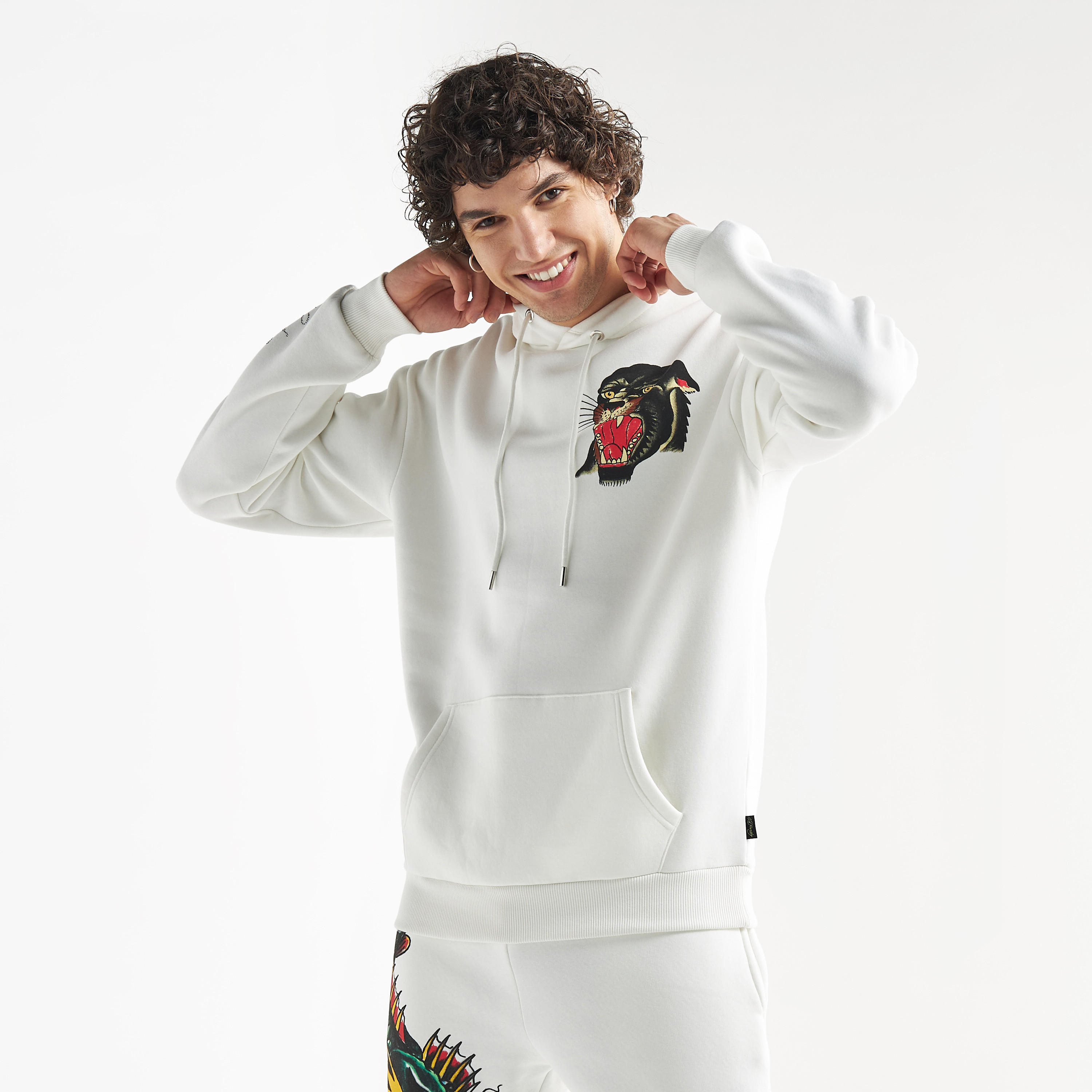 هودي بأكمام طويلة وجيب كنغر وطبعات-men-winterwear-hoodiesandsweatshirts-image-3