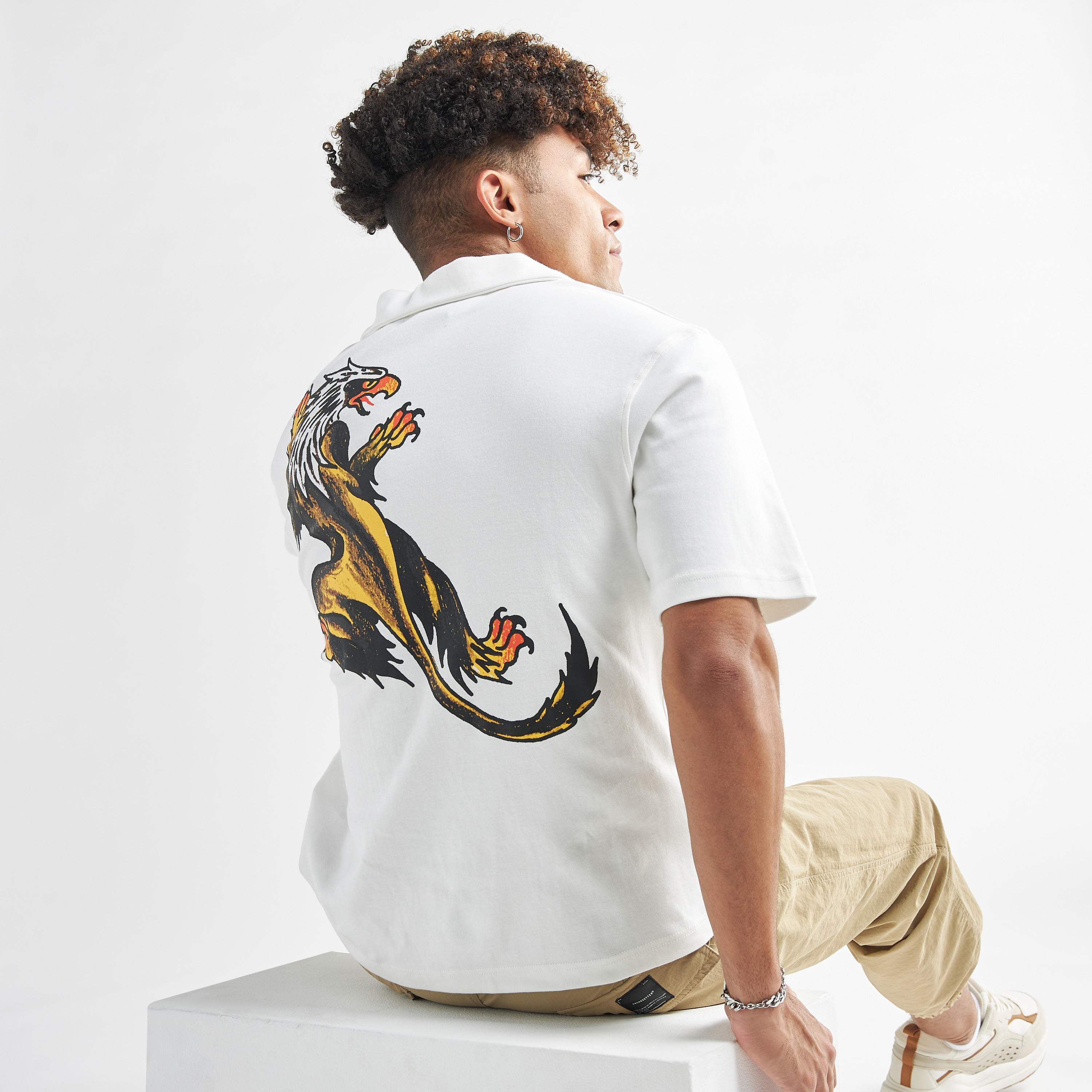 قميص بأكمام قصيرة وياقة كامب وأزرار وطبعات جرافيك-men-clothing-shirts-image-1