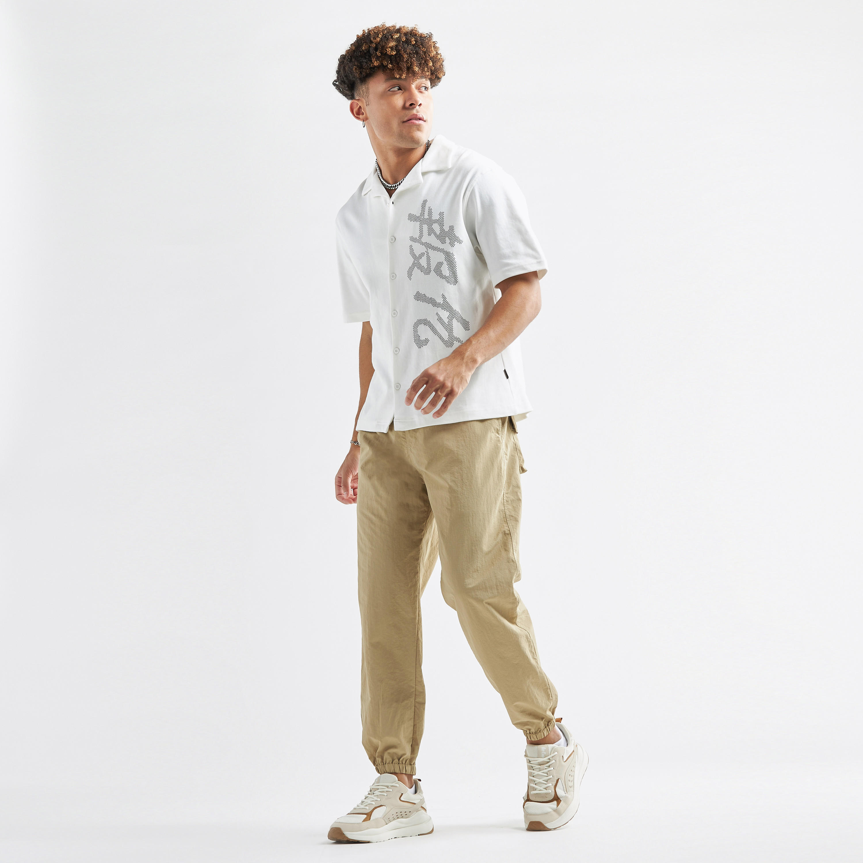 قميص بأكمام قصيرة وياقة كامب وأزرار وطبعات جرافيك-men-clothing-shirts-image-2