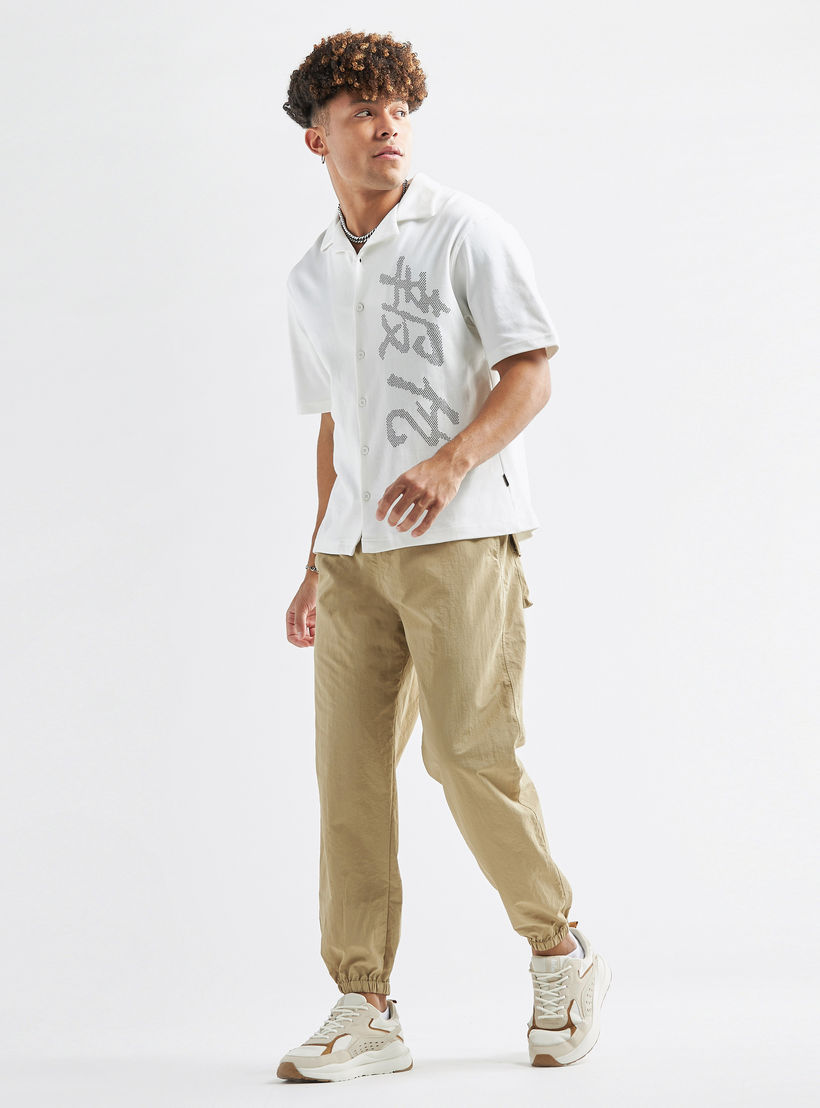 قميص بأكمام قصيرة وياقة كامب وأزرار وطبعات جرافيك-men-clothing-shirts-image-2