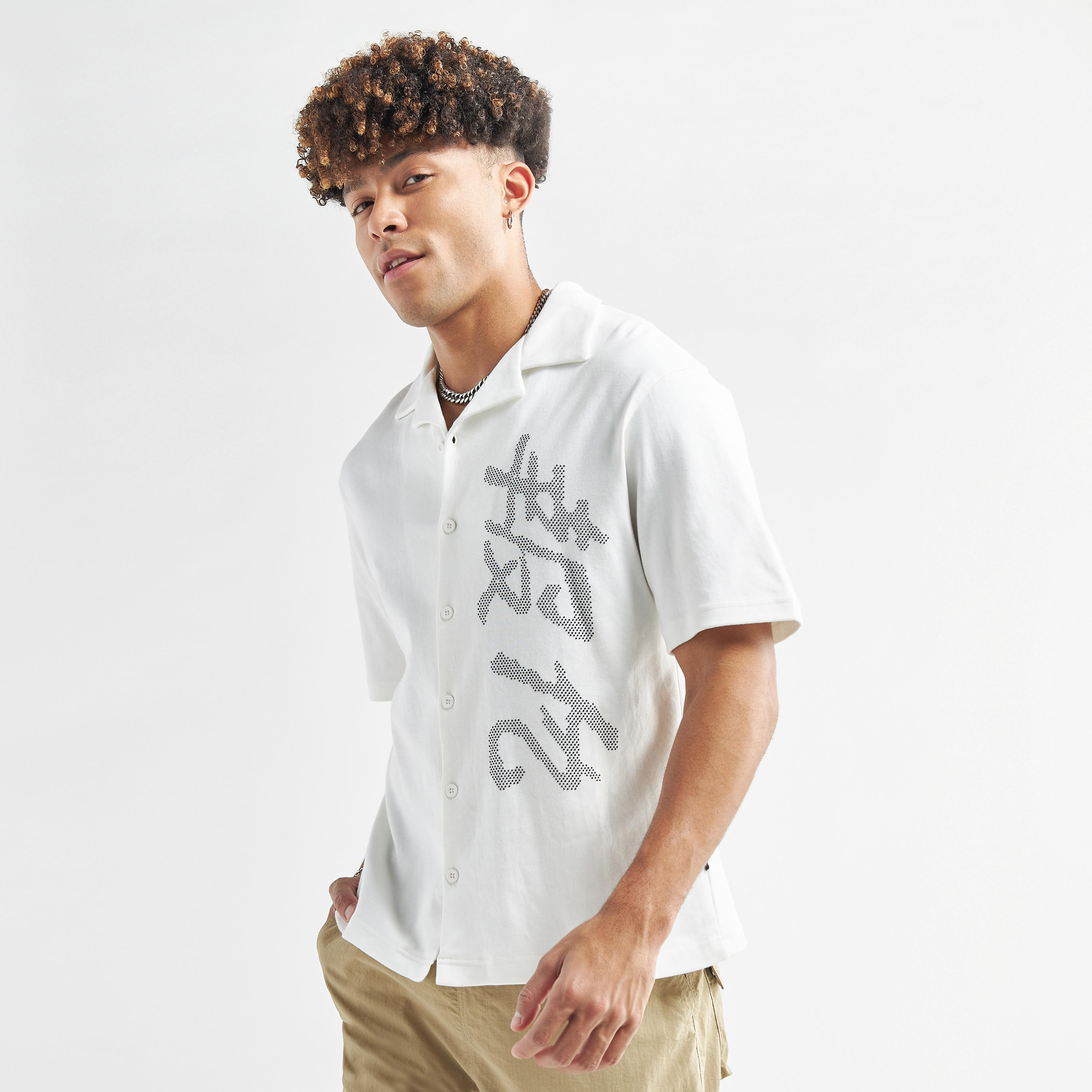 قميص بأكمام قصيرة وياقة كامب وأزرار وطبعات جرافيك-men-clothing-shirts-image-3