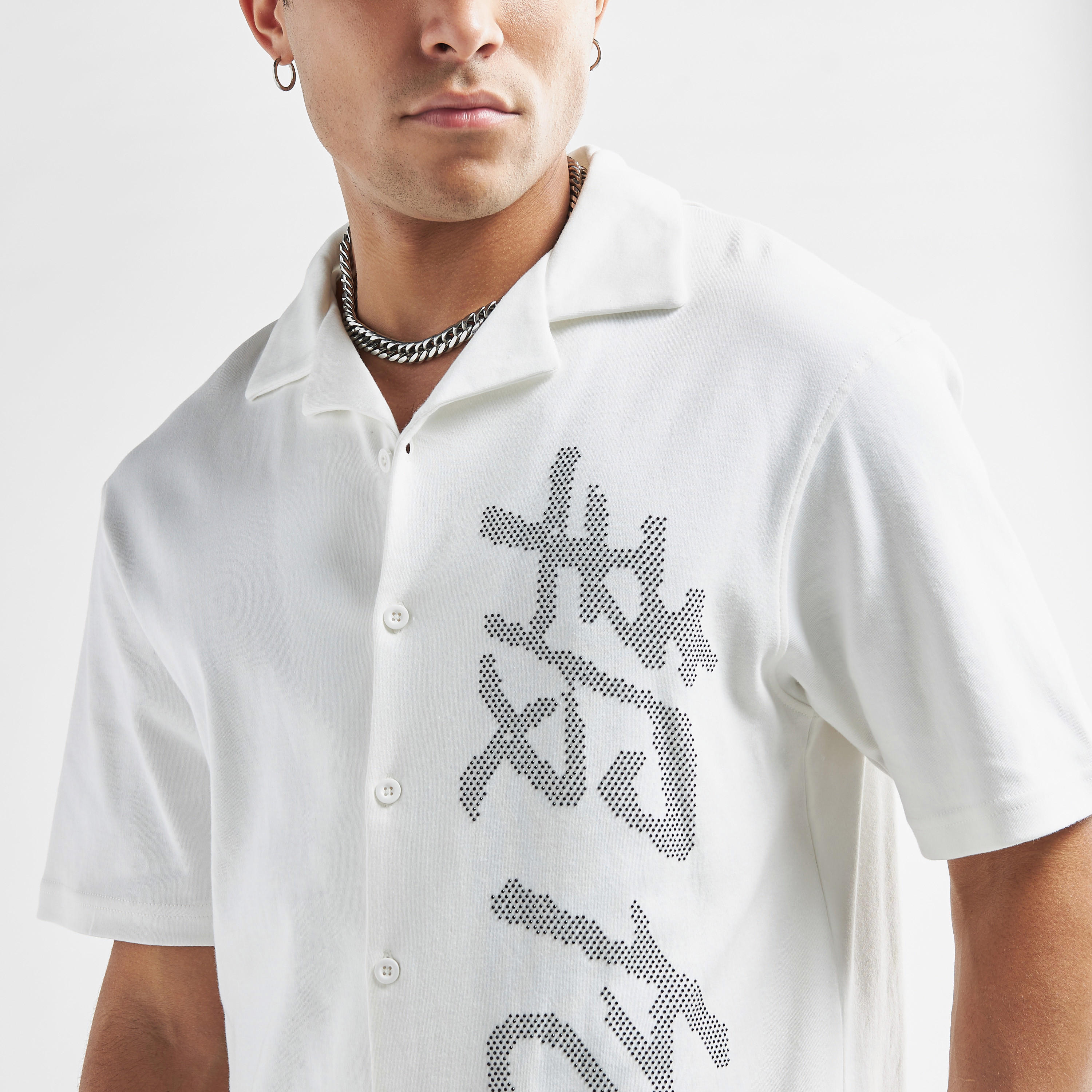 قميص بأكمام قصيرة وياقة كامب وأزرار وطبعات جرافيك-men-clothing-shirts-image-4