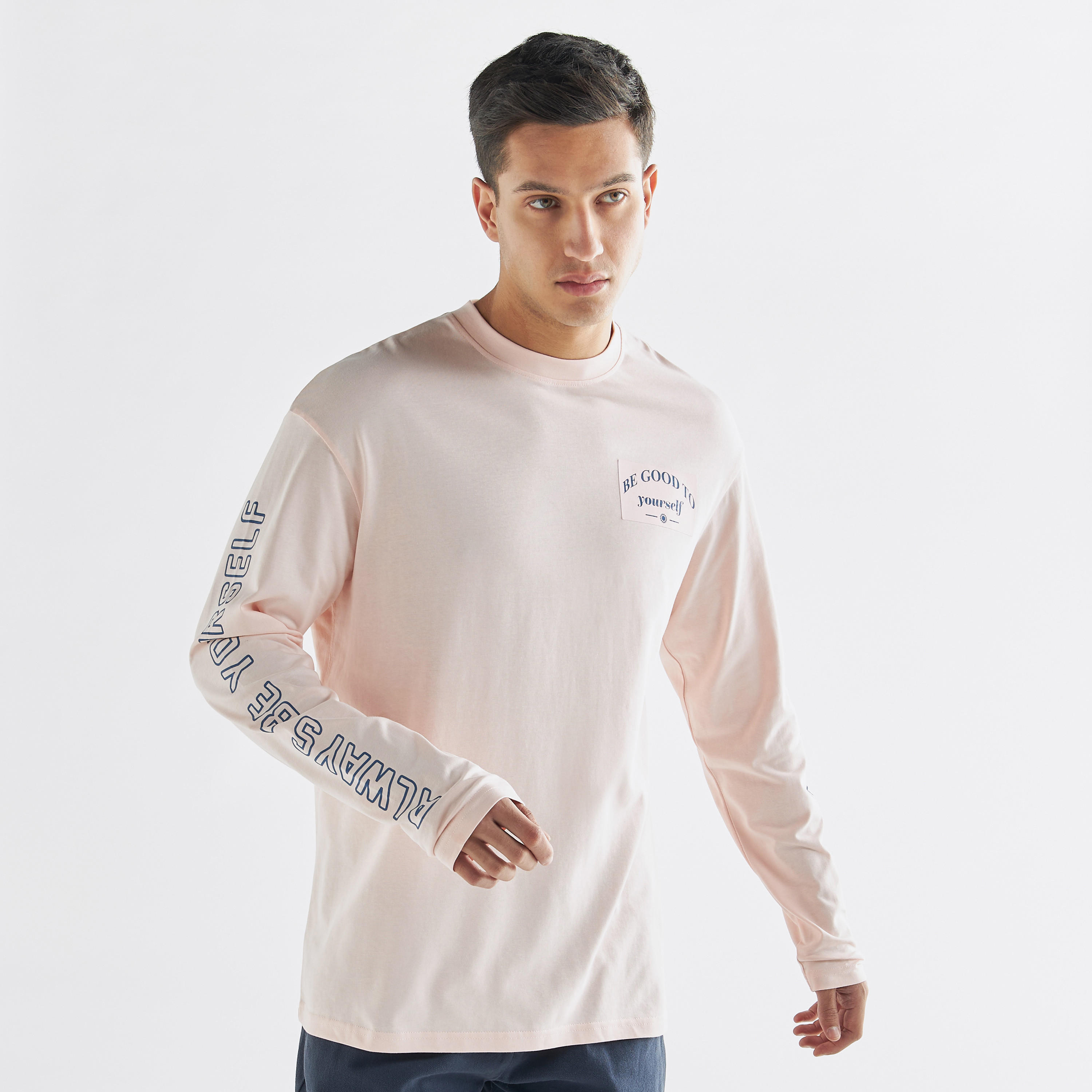 تيشيرت بياقة ضيّقة وأكمام طويلة وطبعات شعار-men-clothing-tshirtsandpolos-tshirts-image-1