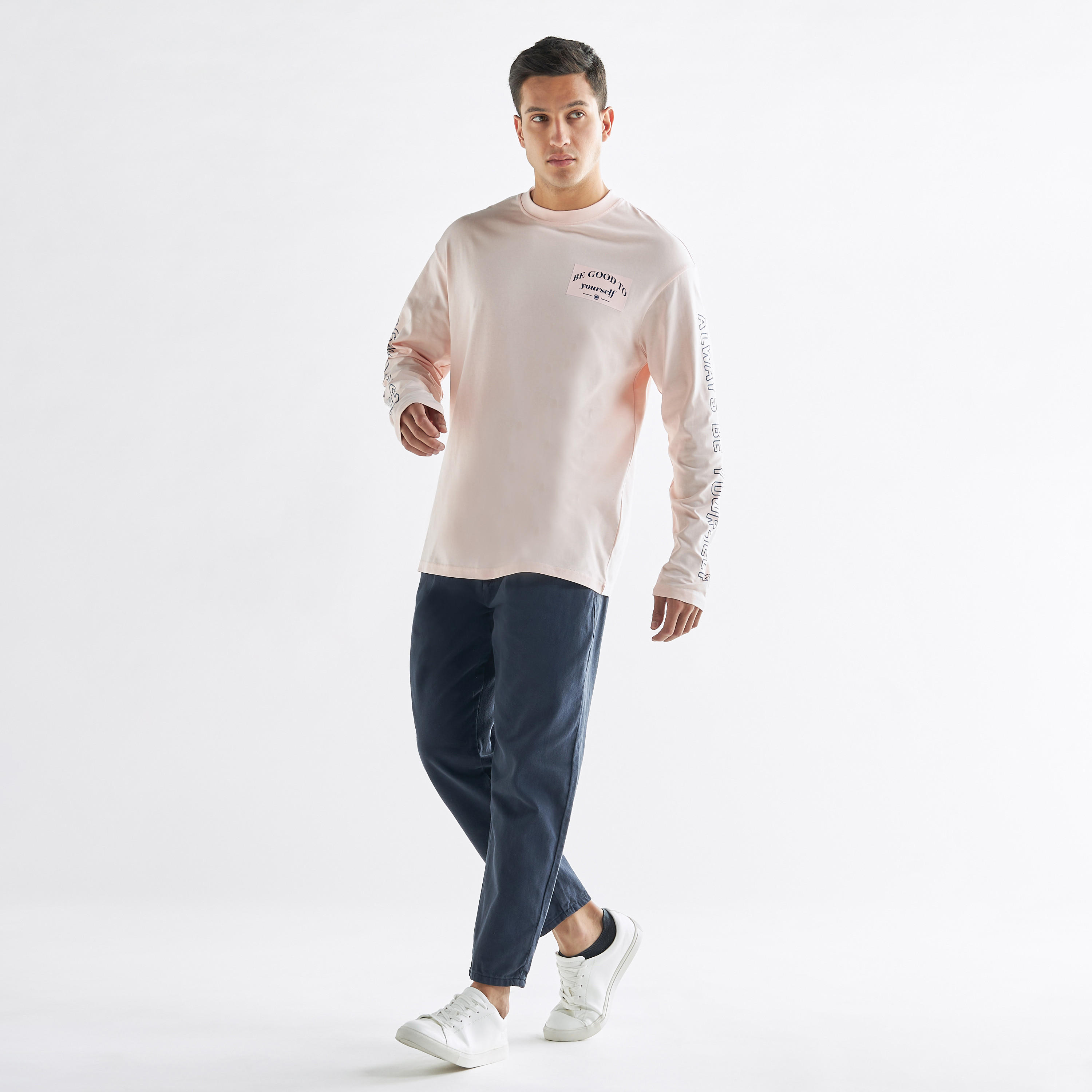 تيشيرت بياقة ضيّقة وأكمام طويلة وطبعات شعار-men-clothing-tshirtsandpolos-tshirts-image-2