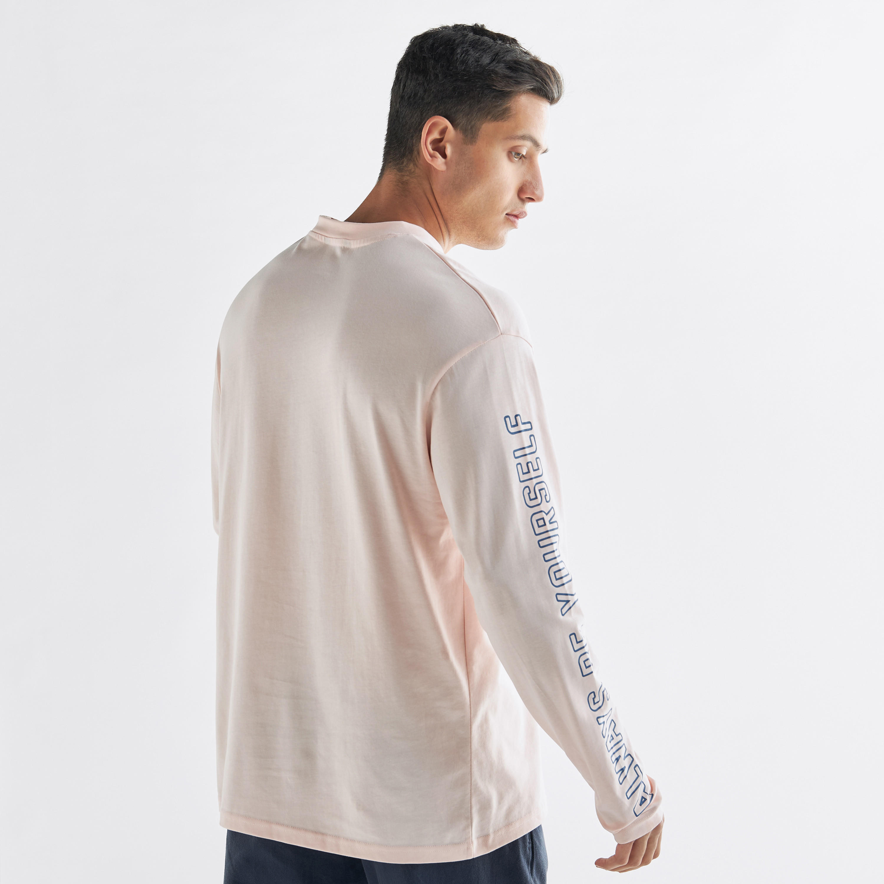 تيشيرت بياقة ضيّقة وأكمام طويلة وطبعات شعار-men-clothing-tshirtsandpolos-tshirts-image-3