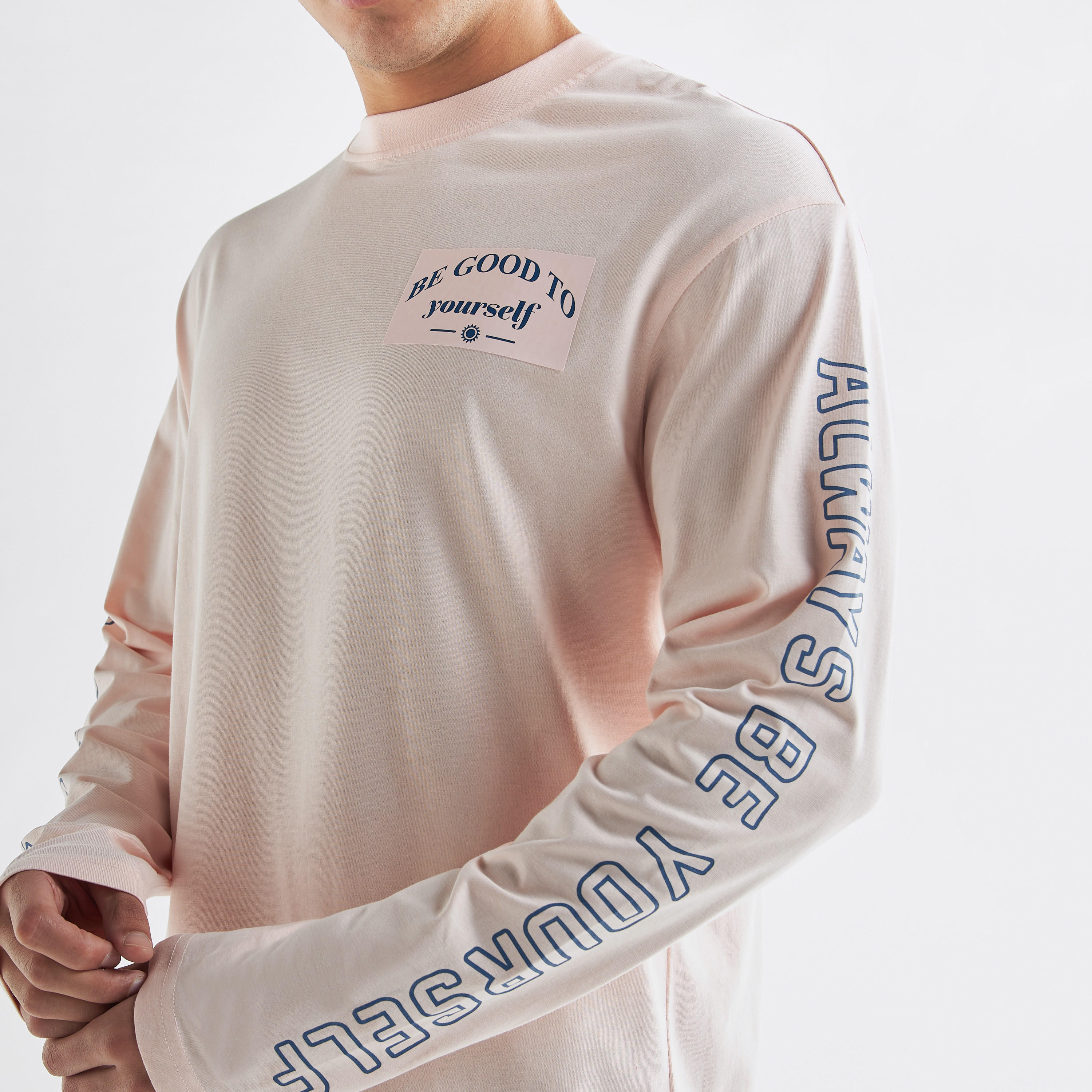 تيشيرت بياقة ضيّقة وأكمام طويلة وطبعات شعار-men-clothing-tshirtsandpolos-tshirts-image-4