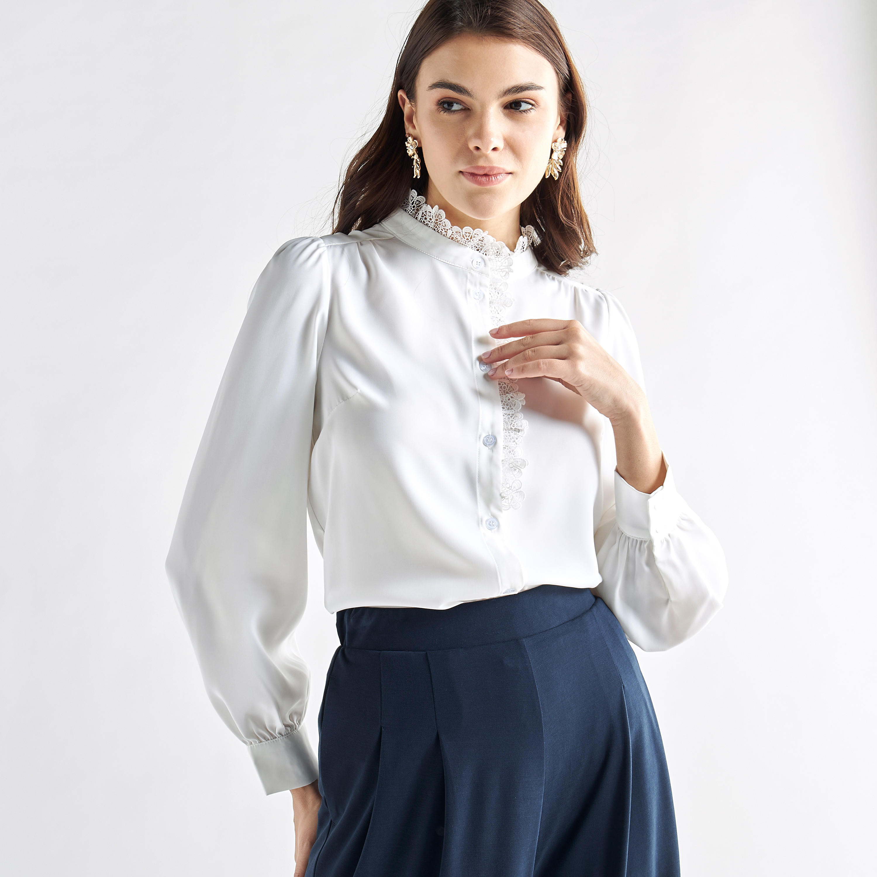 بلوزة بأكمام طويلة وياقة ماندرين بأزرار وتفاصيل دانتيل-women-clothing-shirtsandblouses-blouses-image-1
