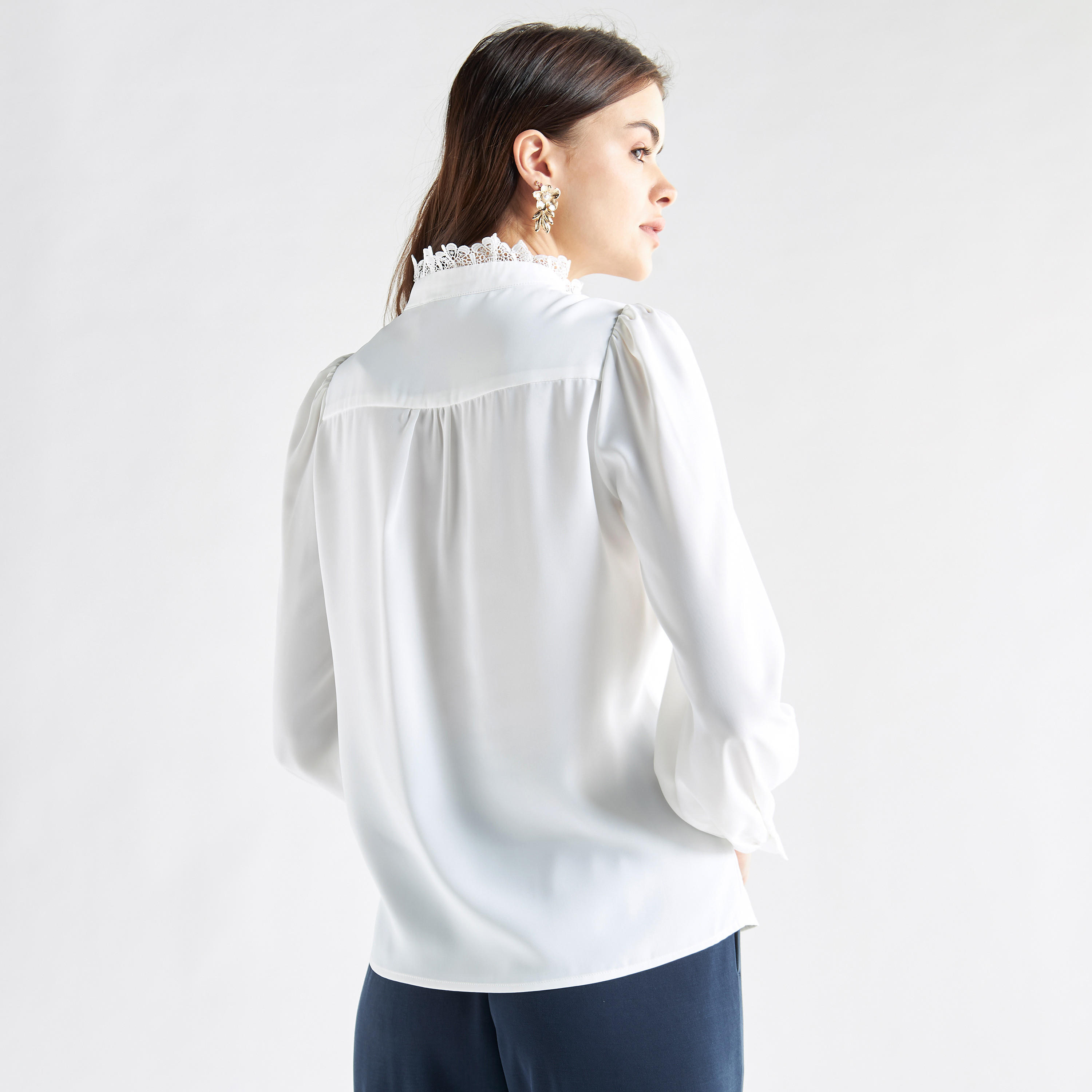 بلوزة بأكمام طويلة وياقة ماندرين بأزرار وتفاصيل دانتيل-women-clothing-shirtsandblouses-blouses-image-3