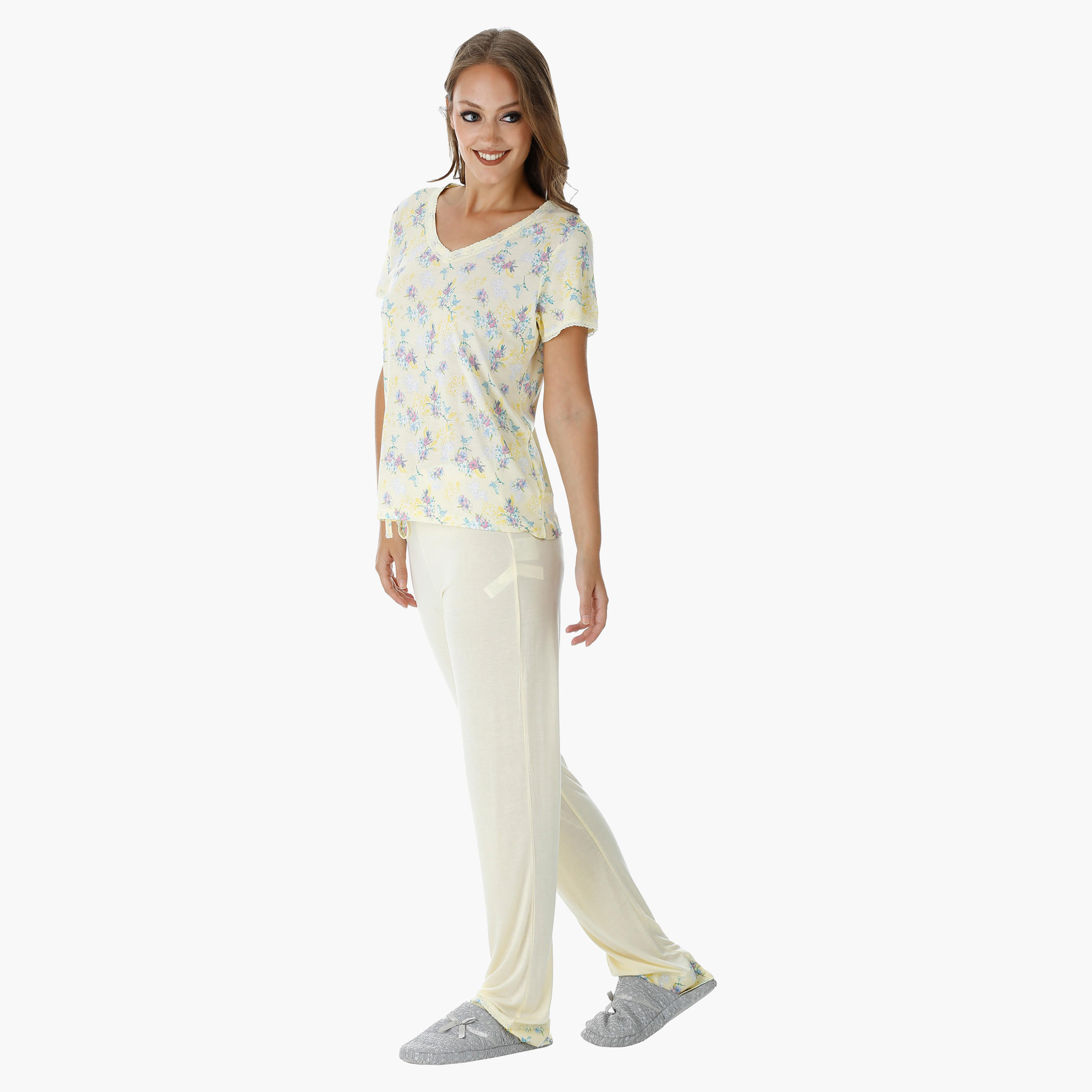 طقم بيجاما بطبعات وتفاصيل دانتيل-women-clothing-nightwear-pyjamas-longsets-image-3