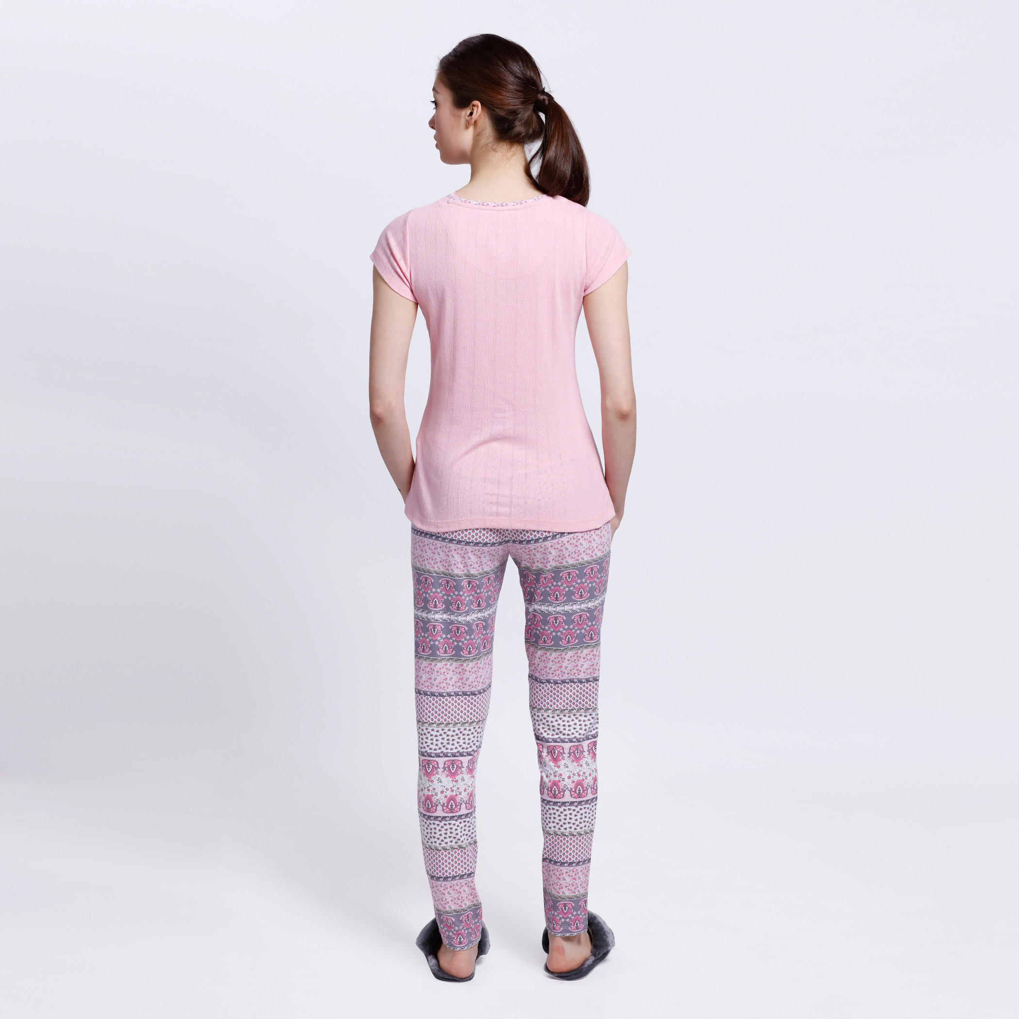 طقم بنطال بيجاما وتيشيرت بطبعات-women-clothing-nightwear-pyjamas-longsets-image-4