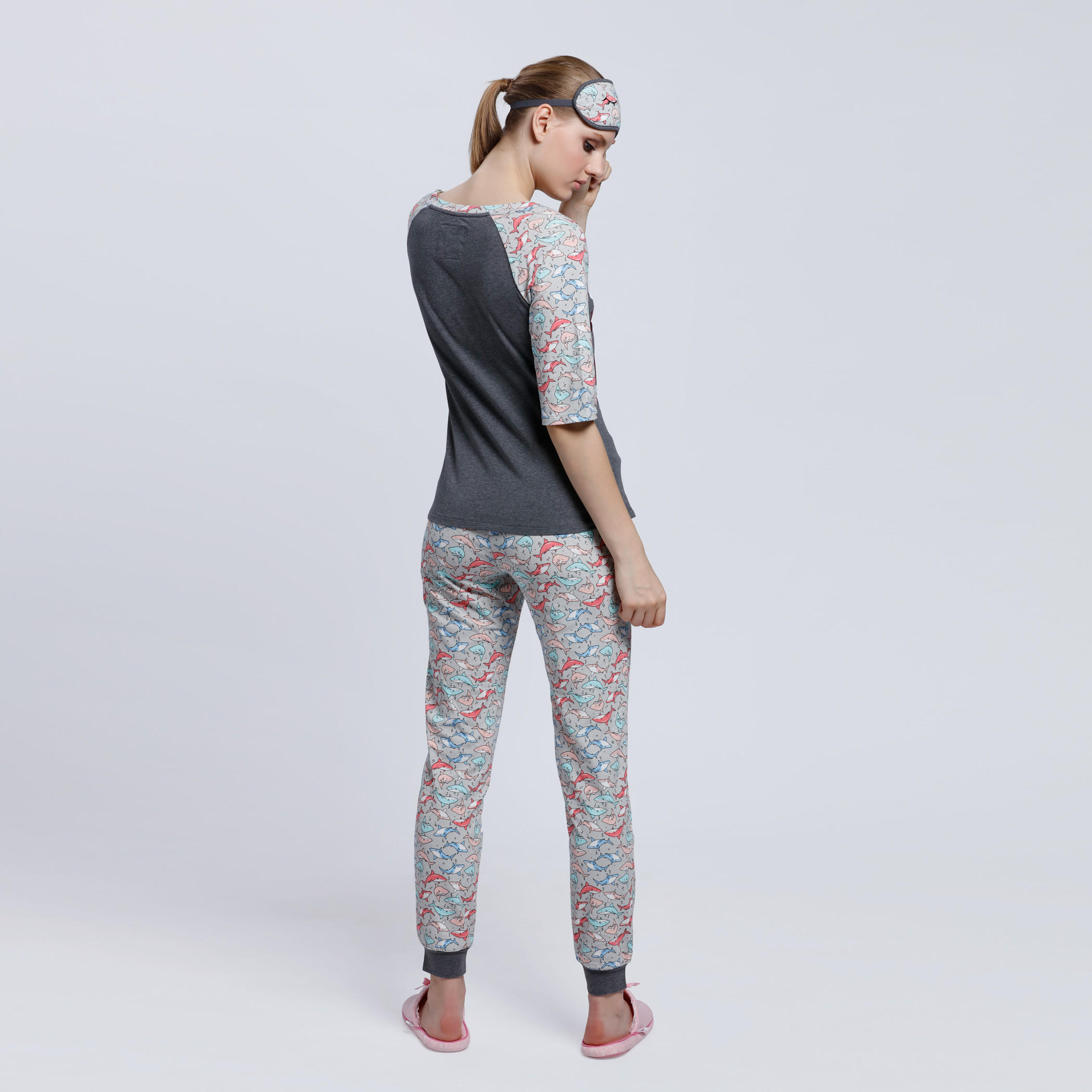 طقم بنطال بيجاما وتيشيرت بياقة مستديرة وطبعات-women-clothing-nightwear-pyjamas-longsets-image-2
