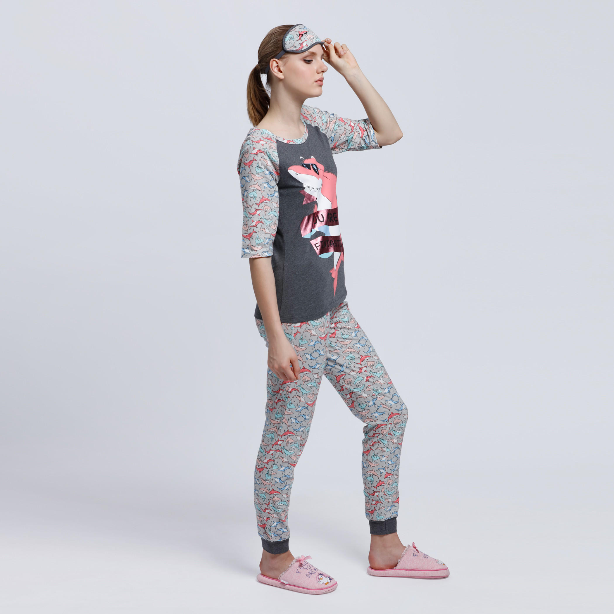 طقم بنطال بيجاما وتيشيرت بياقة مستديرة وطبعات-women-clothing-nightwear-pyjamas-longsets-image-3