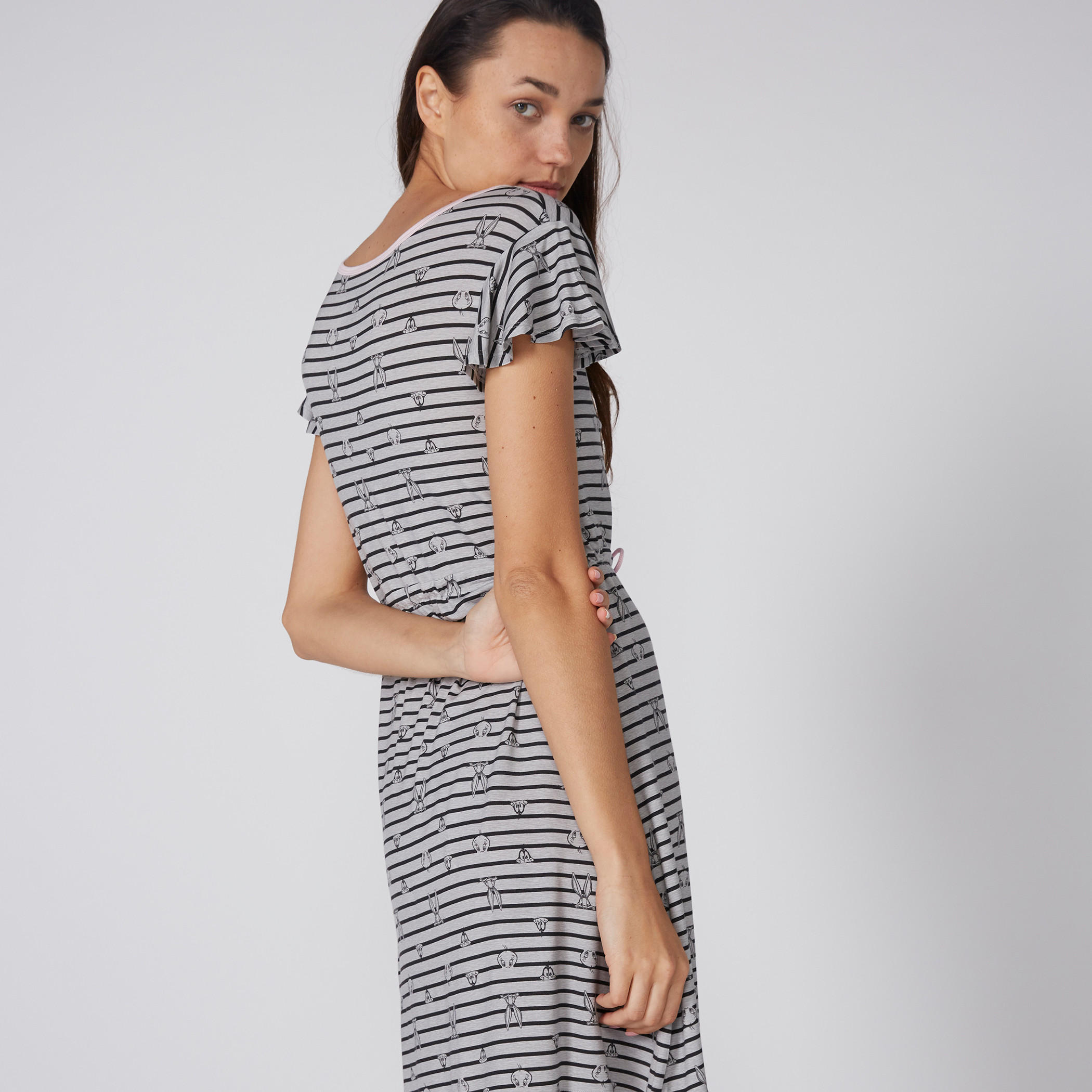 قميص نوم مقلّم بياقة V وأكمام قصيرة-women-clothing-nightwear-nighties-image-4