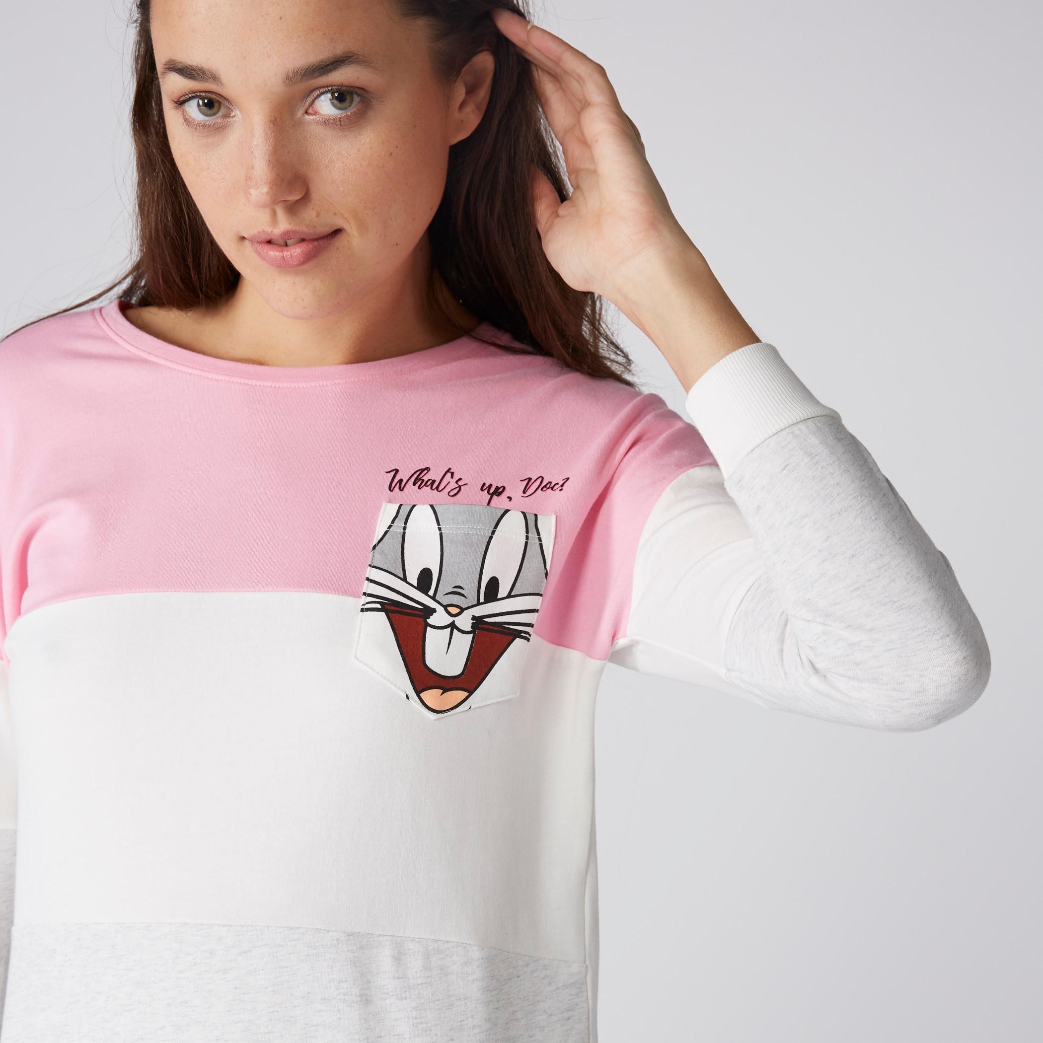 سويت شيرت بياقة مستديرة وأكمام طويلة وطبعات باجز باني-women-winterwear-hoodiesandsweatshirts-sweatshirts-image-1