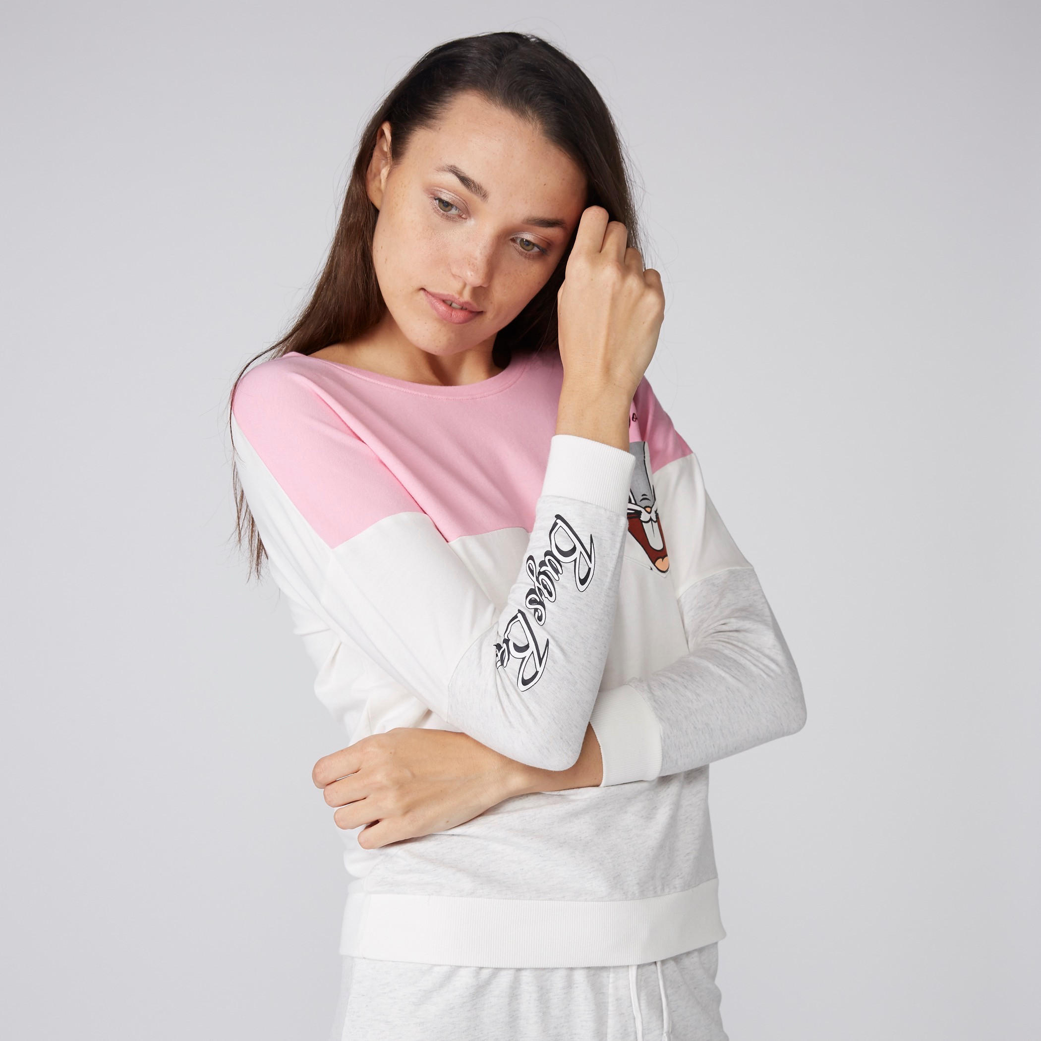 سويت شيرت بياقة مستديرة وأكمام طويلة وطبعات باجز باني-women-winterwear-hoodiesandsweatshirts-sweatshirts-image-2