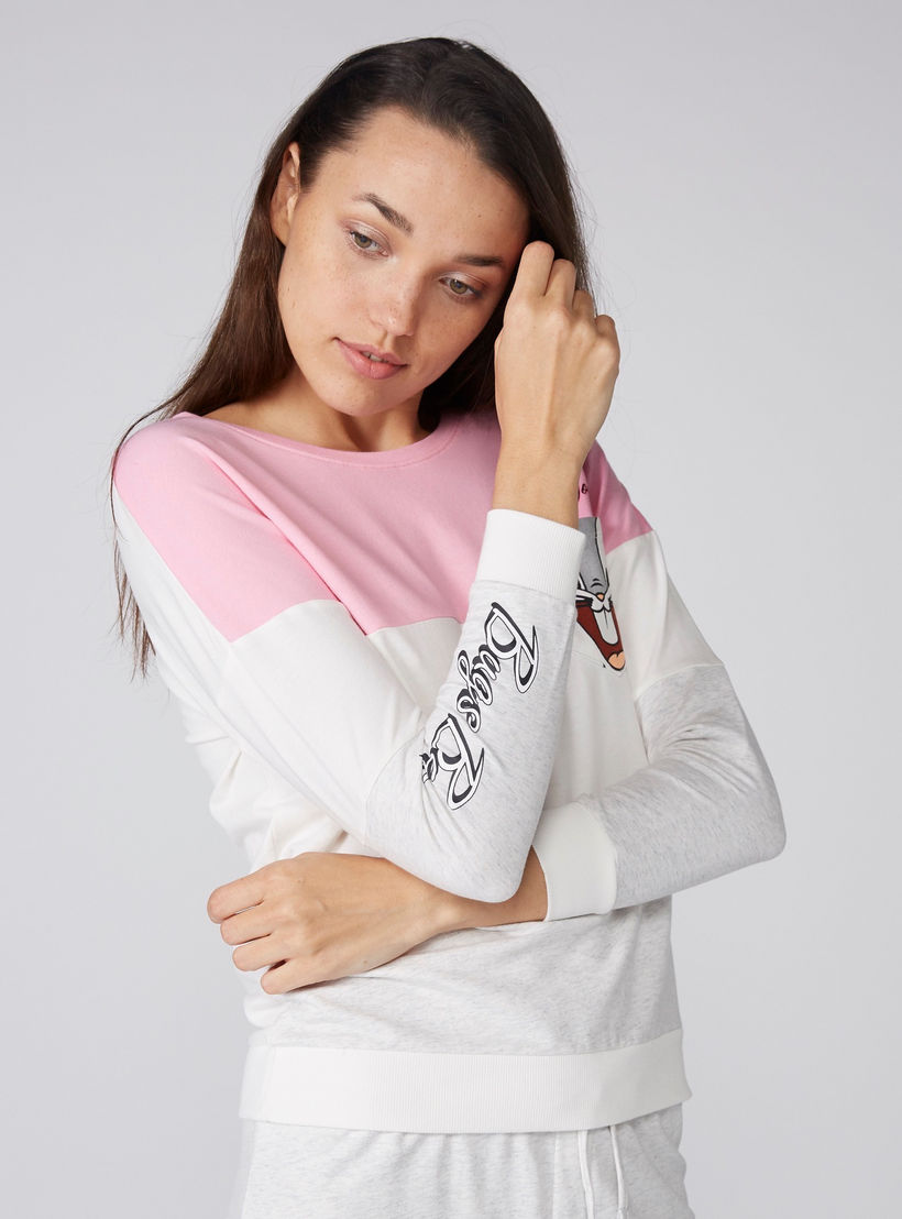 سويت شيرت بياقة مستديرة وأكمام طويلة وطبعات باجز باني-women-winterwear-hoodiesandsweatshirts-sweatshirts-image-2