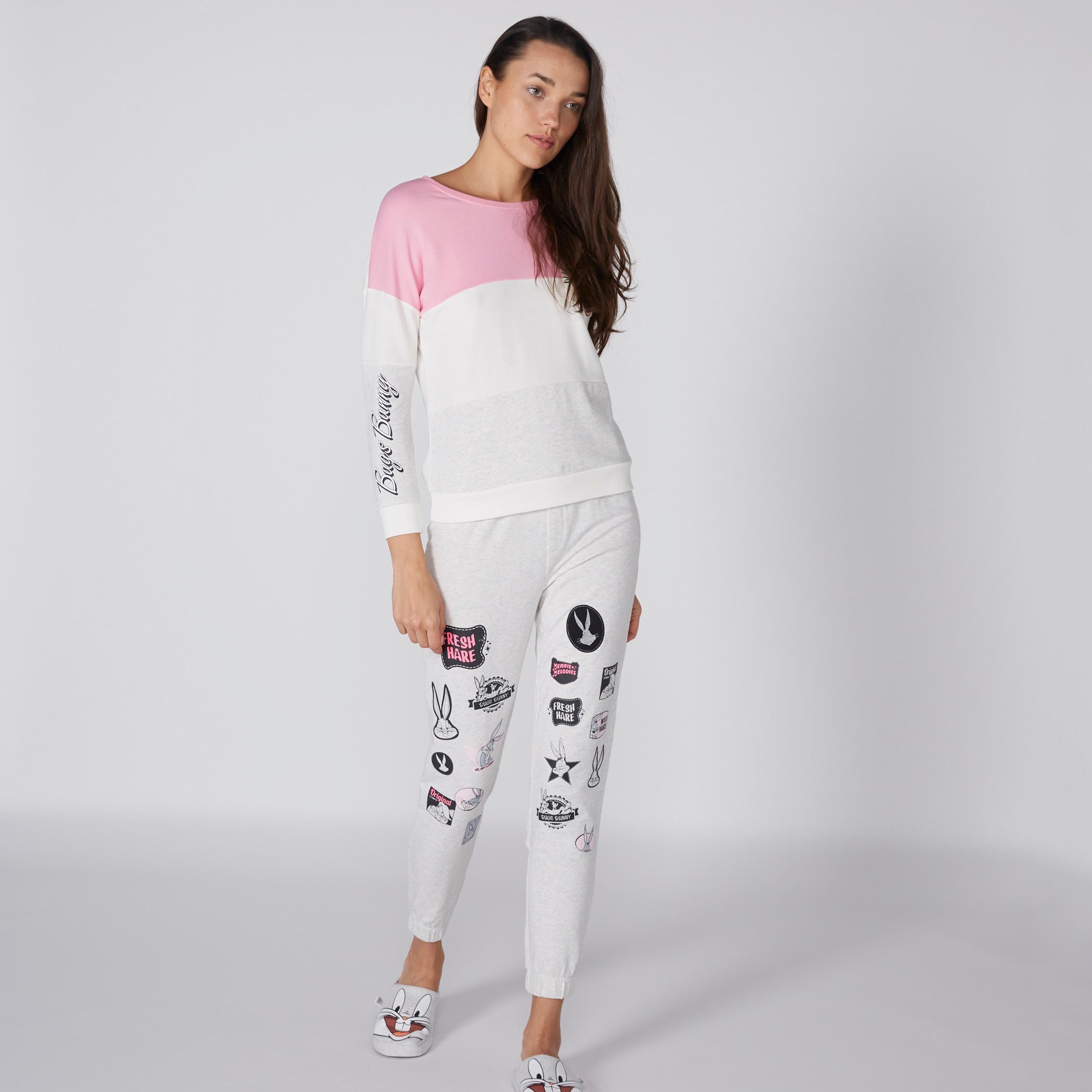 سويت شيرت بياقة مستديرة وأكمام طويلة وطبعات باجز باني-women-winterwear-hoodiesandsweatshirts-sweatshirts-image-4