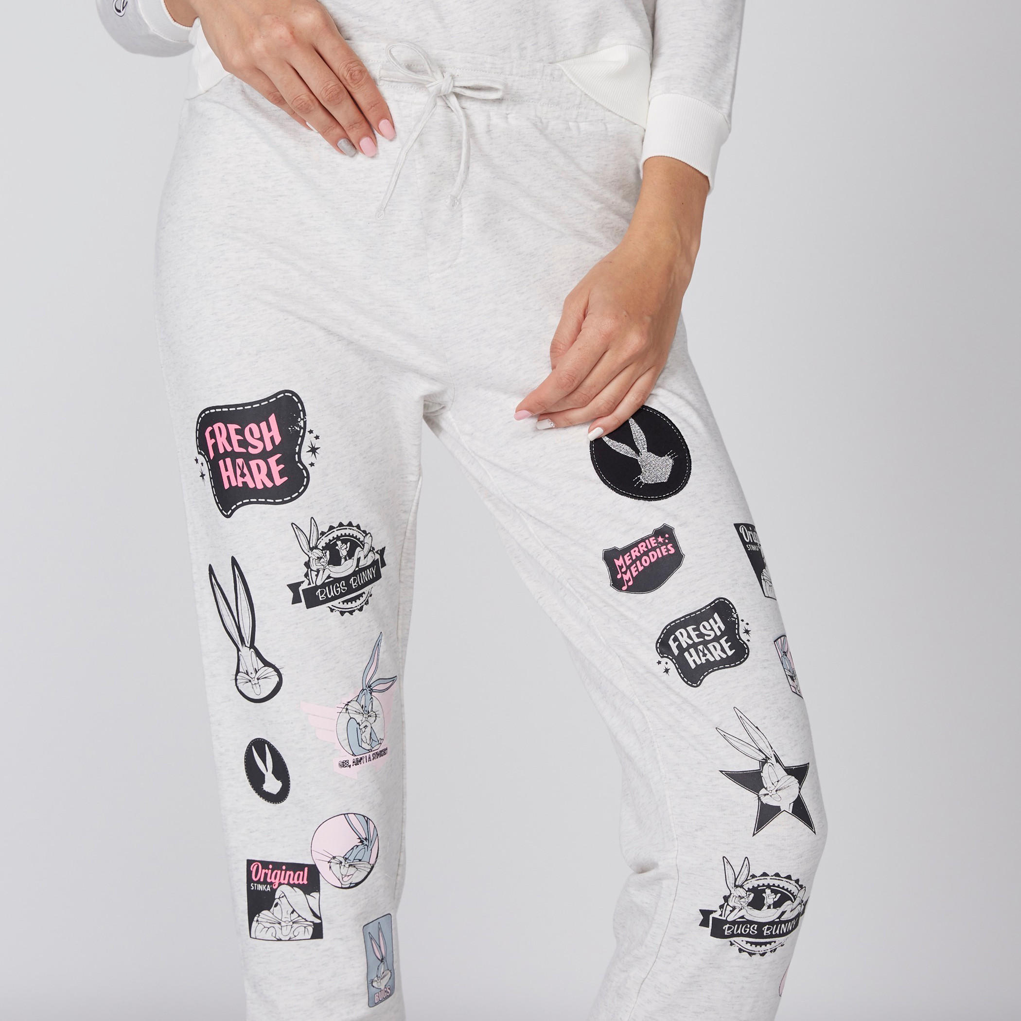 بنطال رياضي بطبعات باجز باني وخصر مطاطي ورباط-women-clothing-nightwear-pyjamas-bottoms-image-3