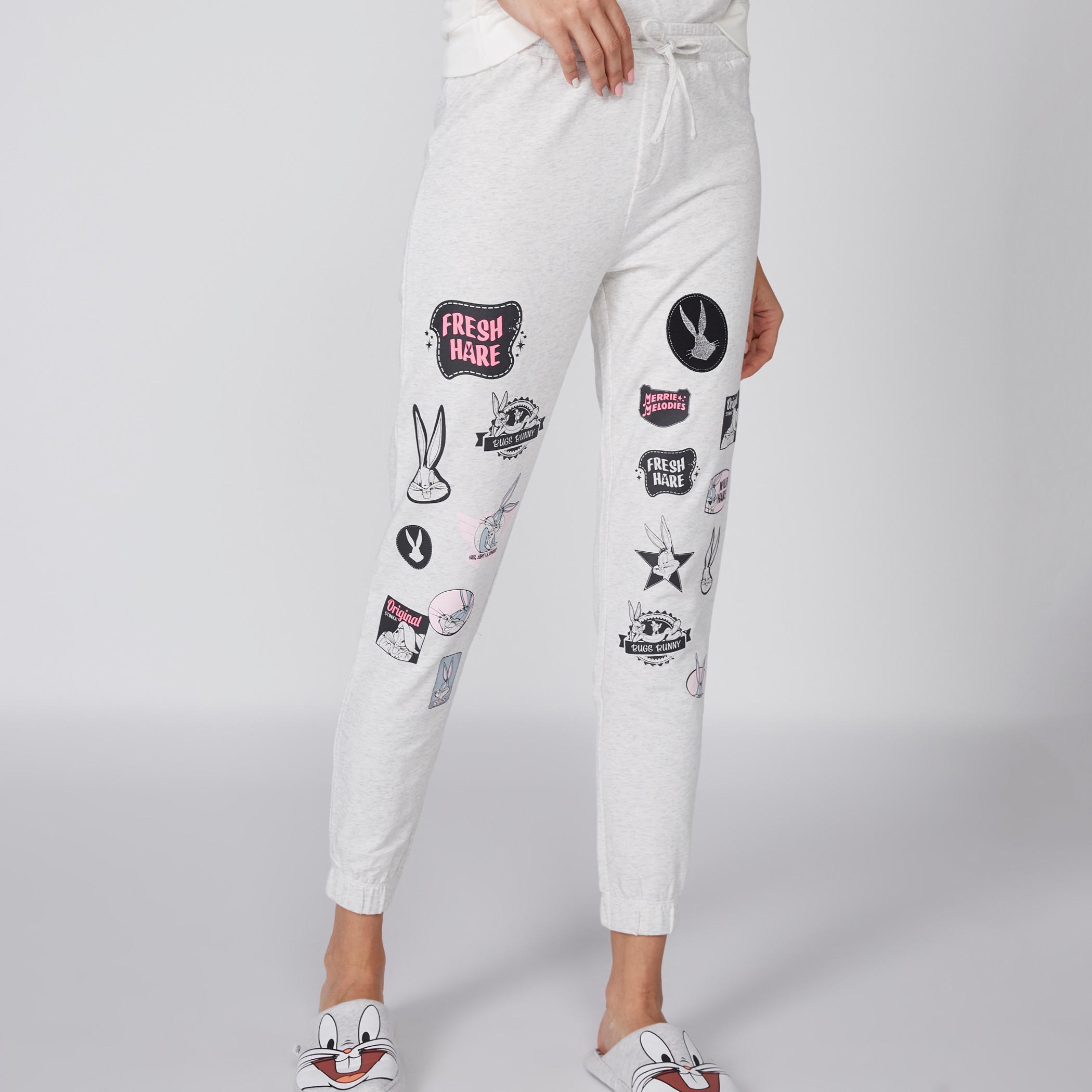 بنطال رياضي بطبعات باجز باني وخصر مطاطي ورباط-women-clothing-nightwear-pyjamas-bottoms-image-4