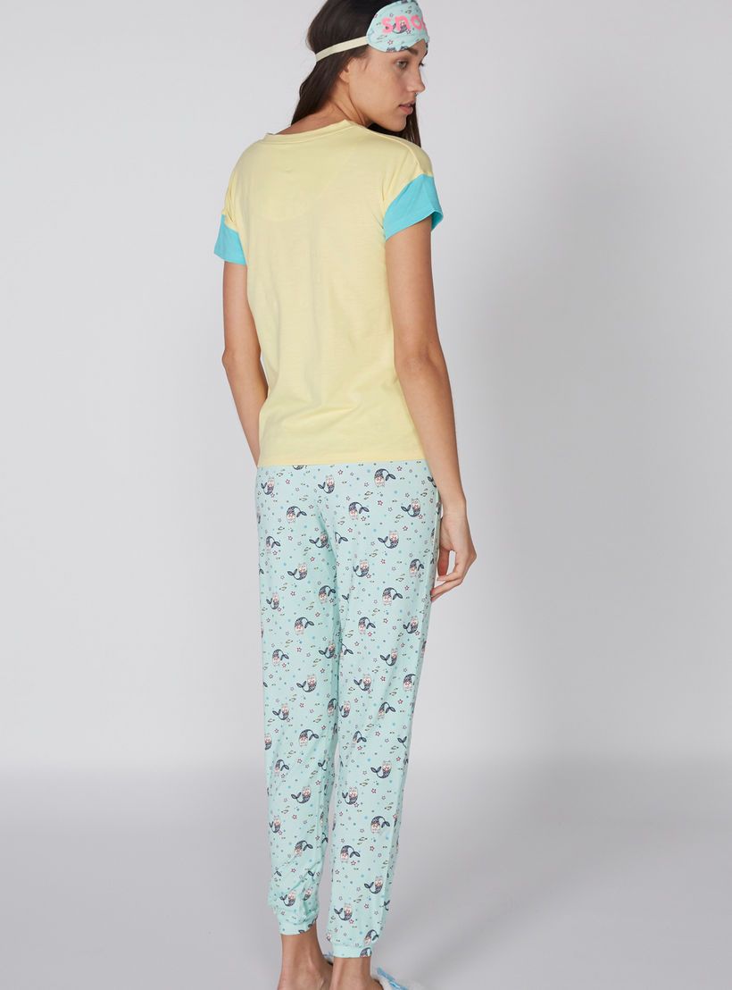 طقم تيشيرت وبنطال بيجاما بطبعات-women-clothing-nightwear-pyjamas-longsets-image-1
