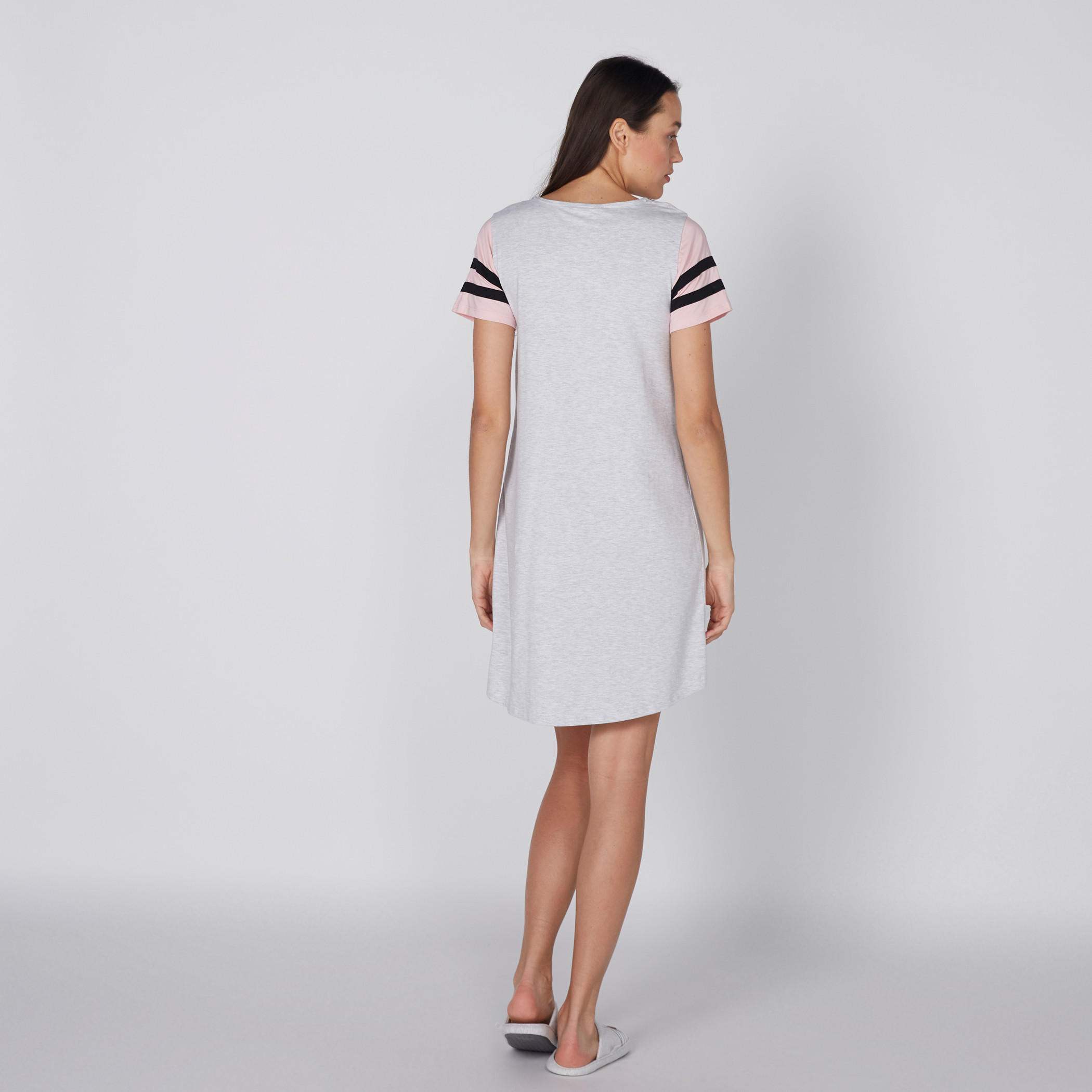 قميص نوم بياقة V وأكمام قصيرة وطبعات - طقم من قطعتين-women-clothing-nightwear-pyjamas-longsets-image-3