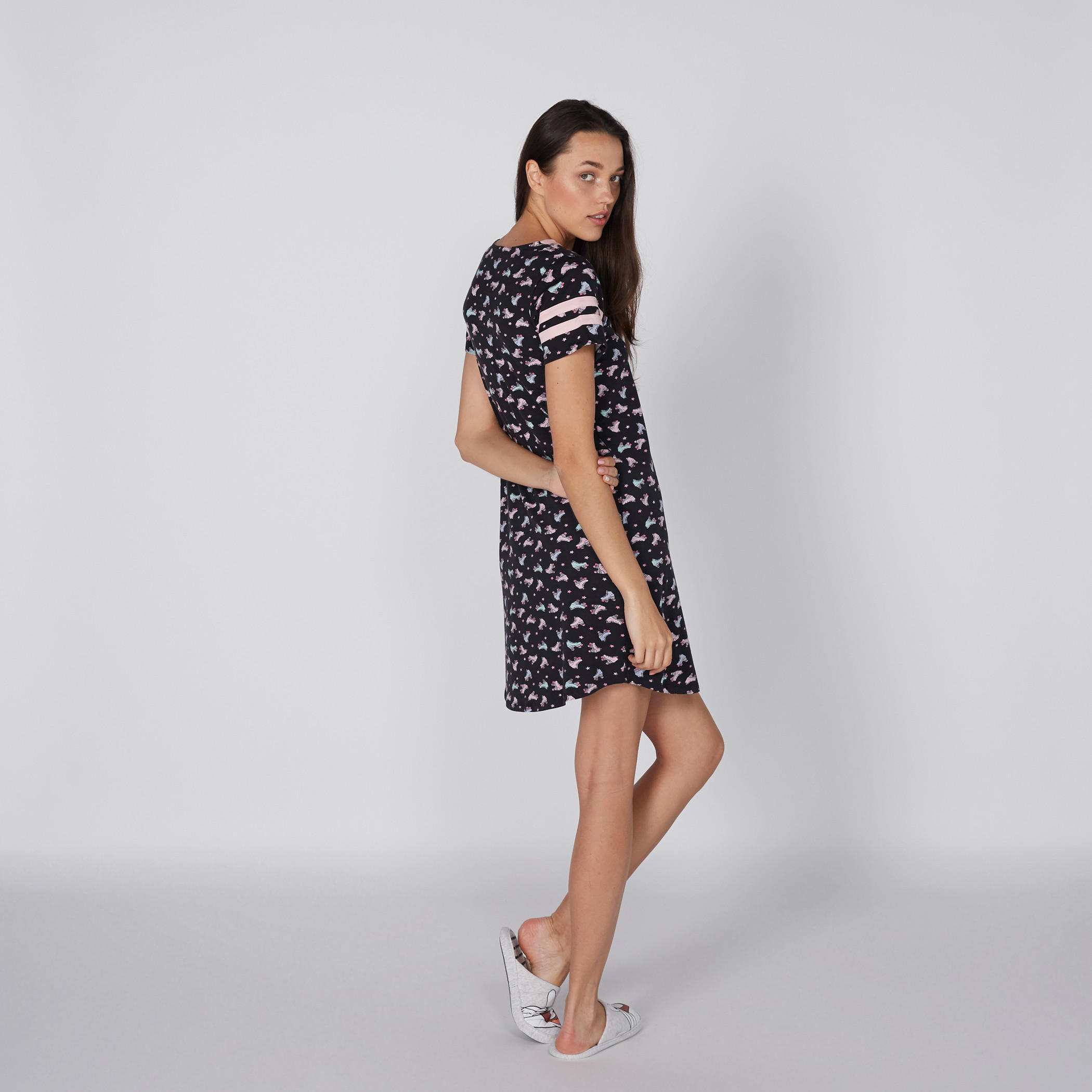 قميص نوم بياقة V وأكمام قصيرة وطبعات - طقم من قطعتين-women-clothing-nightwear-pyjamas-longsets-image-4