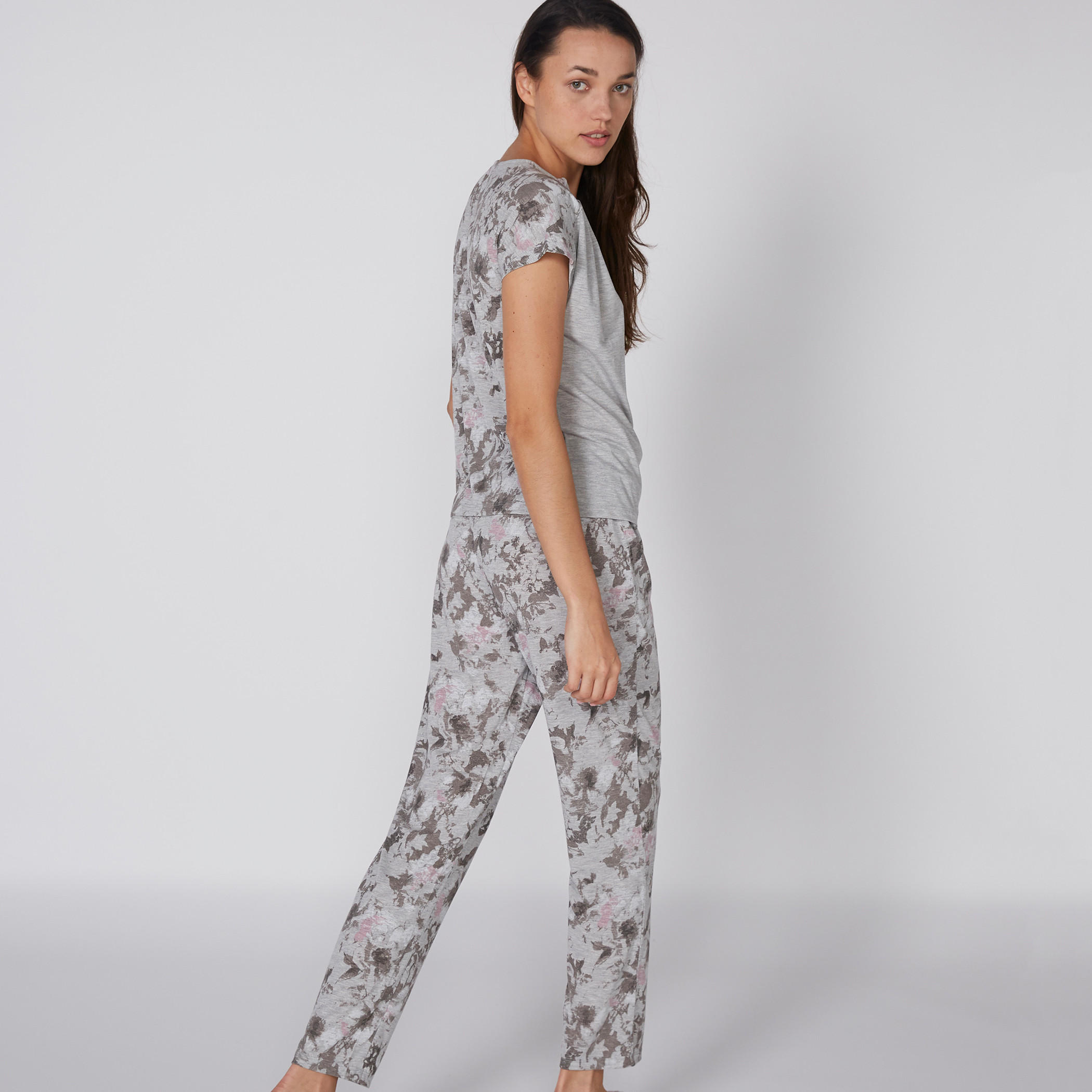 طقم بنطال بيجاما وتيشيرت بطبعات وياقة V-women-clothing-nightwear-pyjamas-longsets-image-2