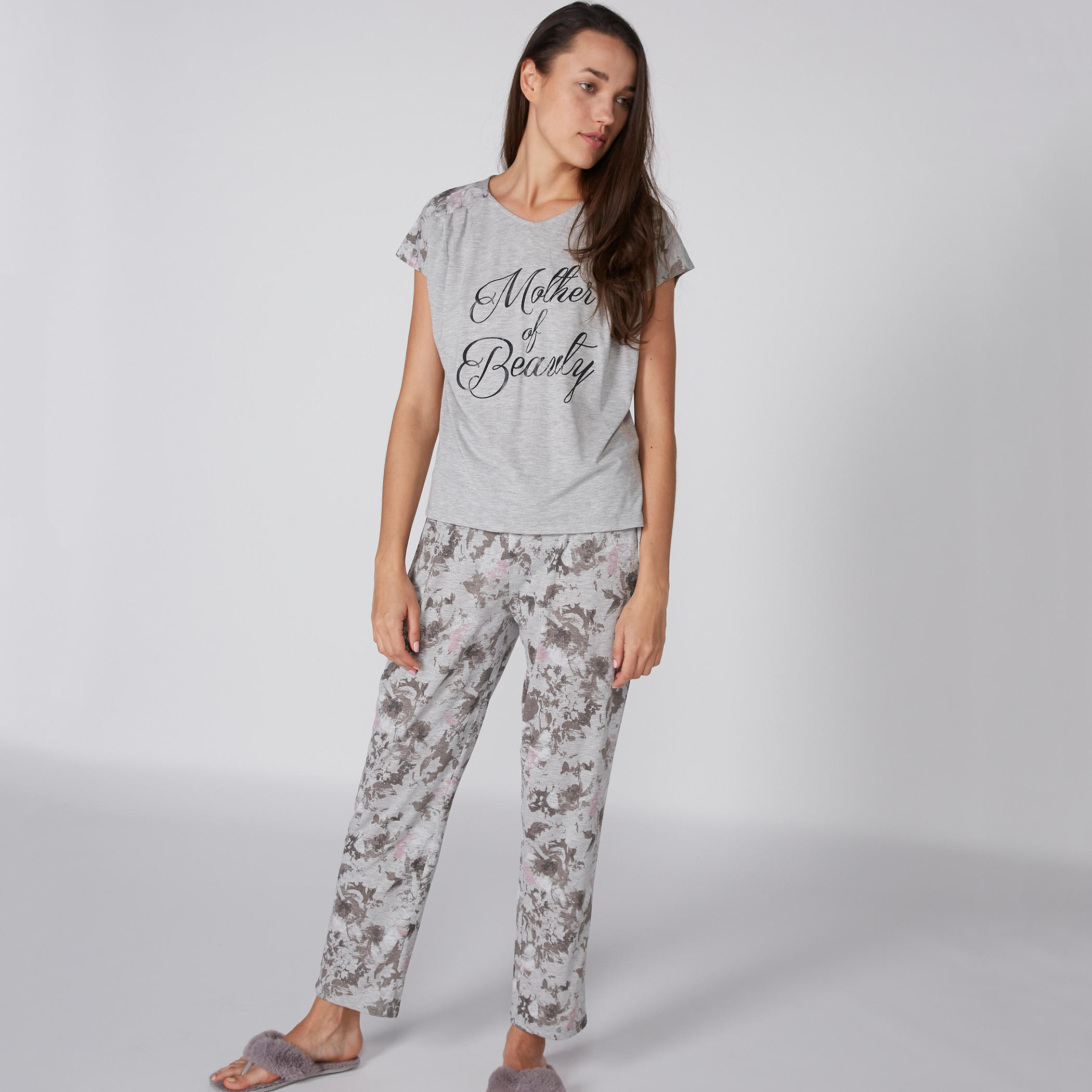 طقم بنطال بيجاما وتيشيرت بطبعات وياقة V-women-clothing-nightwear-pyjamas-longsets-image-3