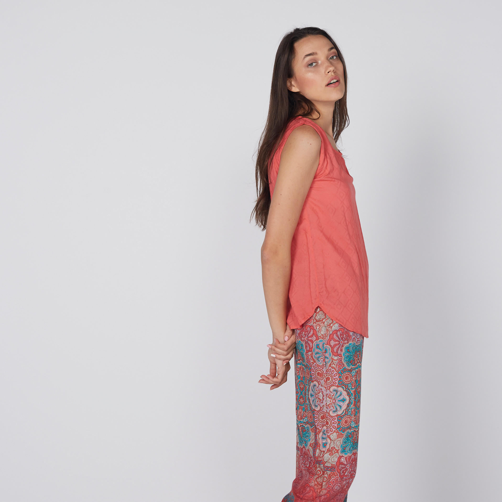 طقم بنطال بيجاما بطبعات وتيشيرت بارز الملمس دون أكمام-women-clothing-nightwear-pyjamas-longsets-image-2