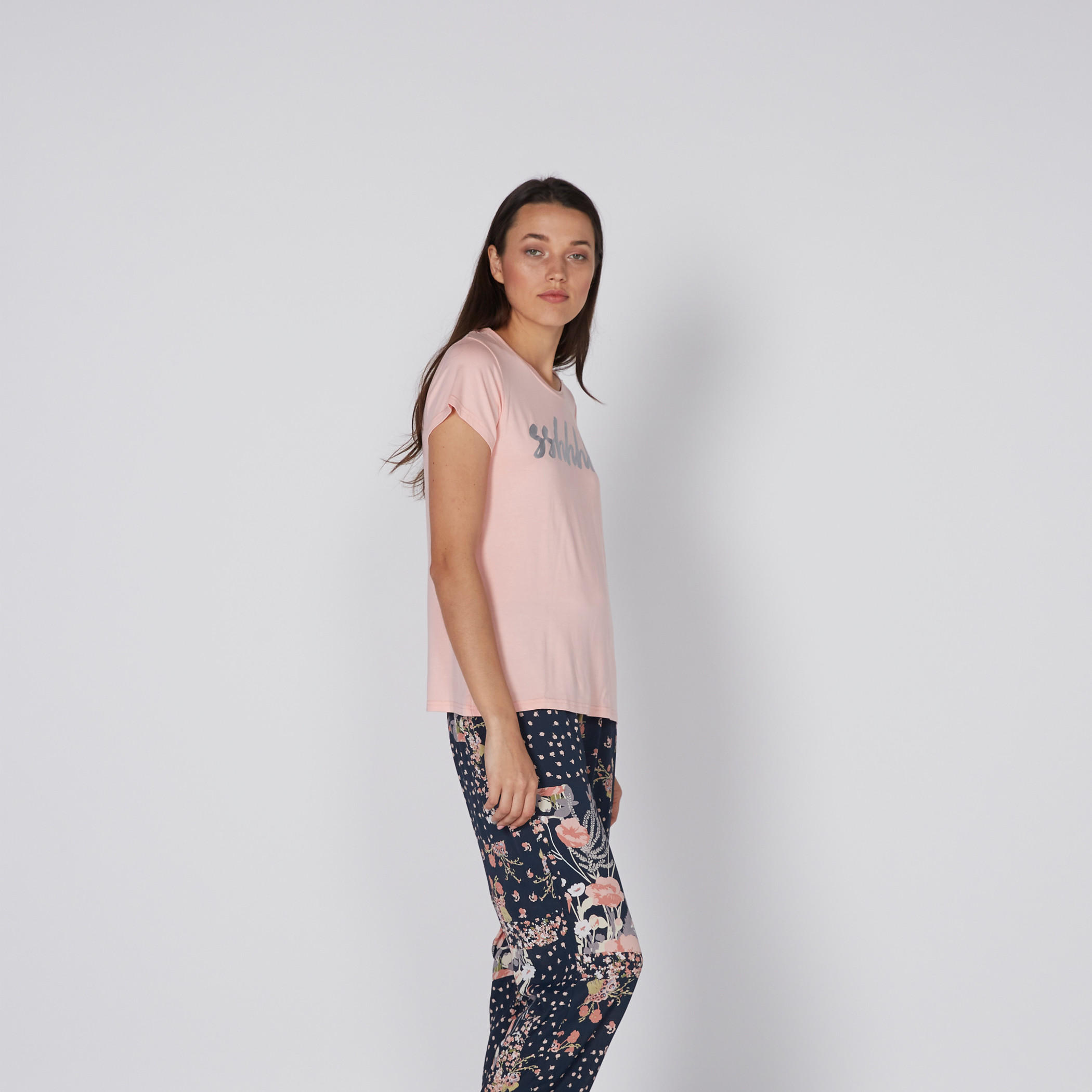طقم بنطال بيجاما وتيشيرت بطبعات-women-clothing-nightwear-pyjamas-longsets-image-2