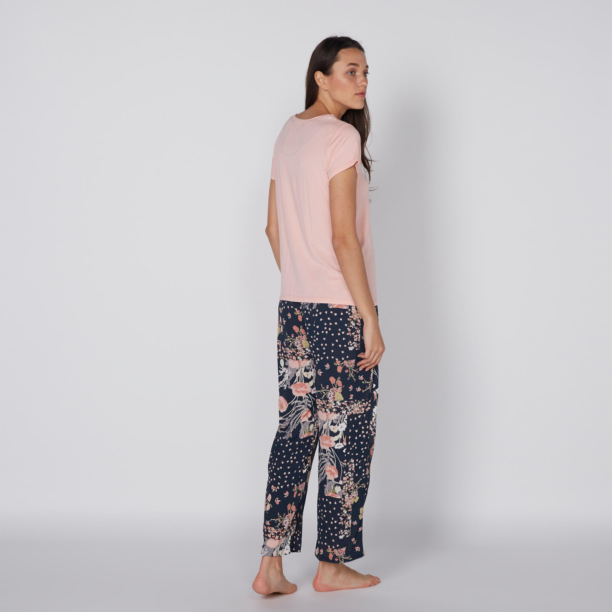 طقم بنطال بيجاما وتيشيرت بطبعات-women-clothing-nightwear-pyjamas-longsets-image-3