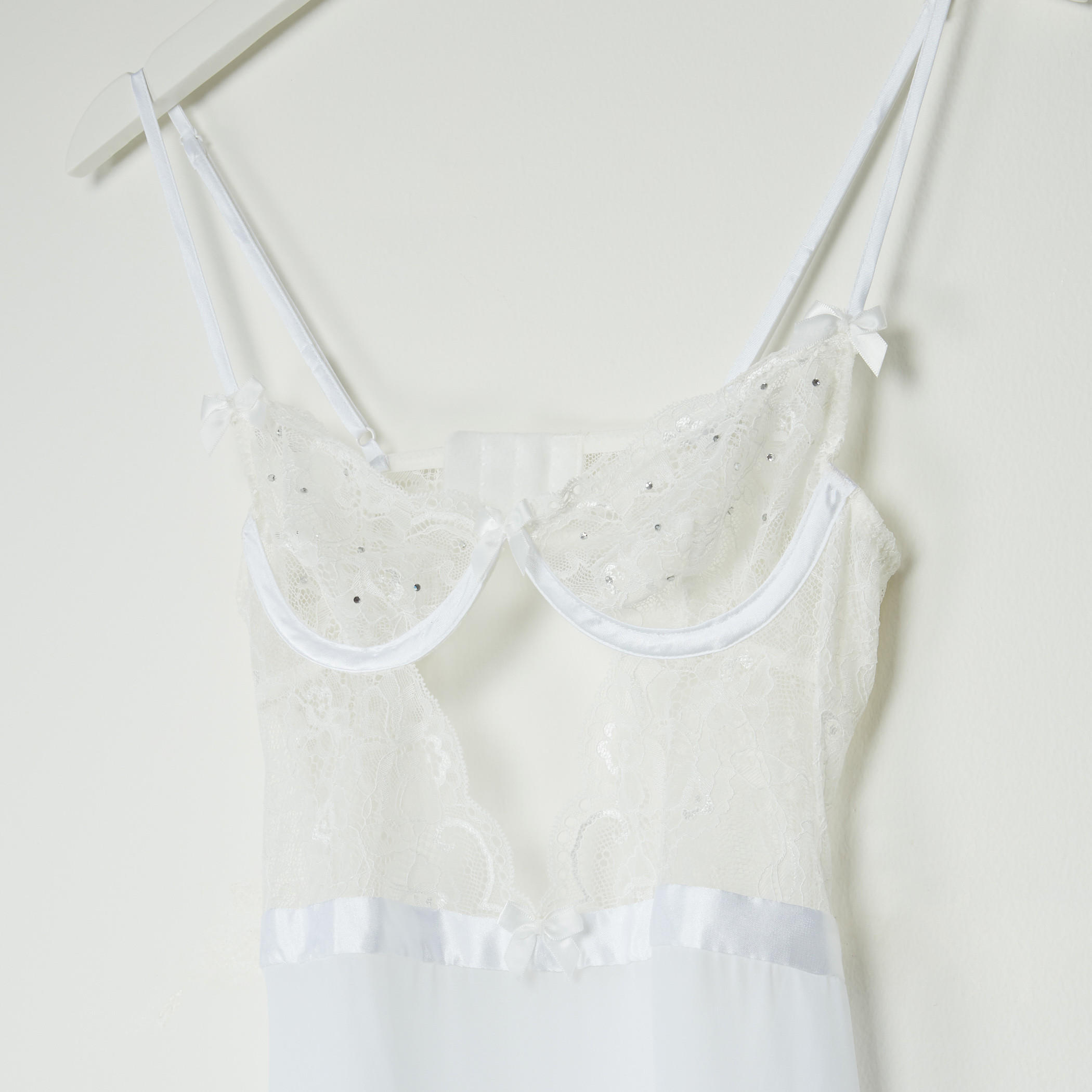 قميص نوم طويل بحمّالات قابلة للتعديل وتفاصيل دانتيل-women-clothing-nightwear-nighties-image-2
